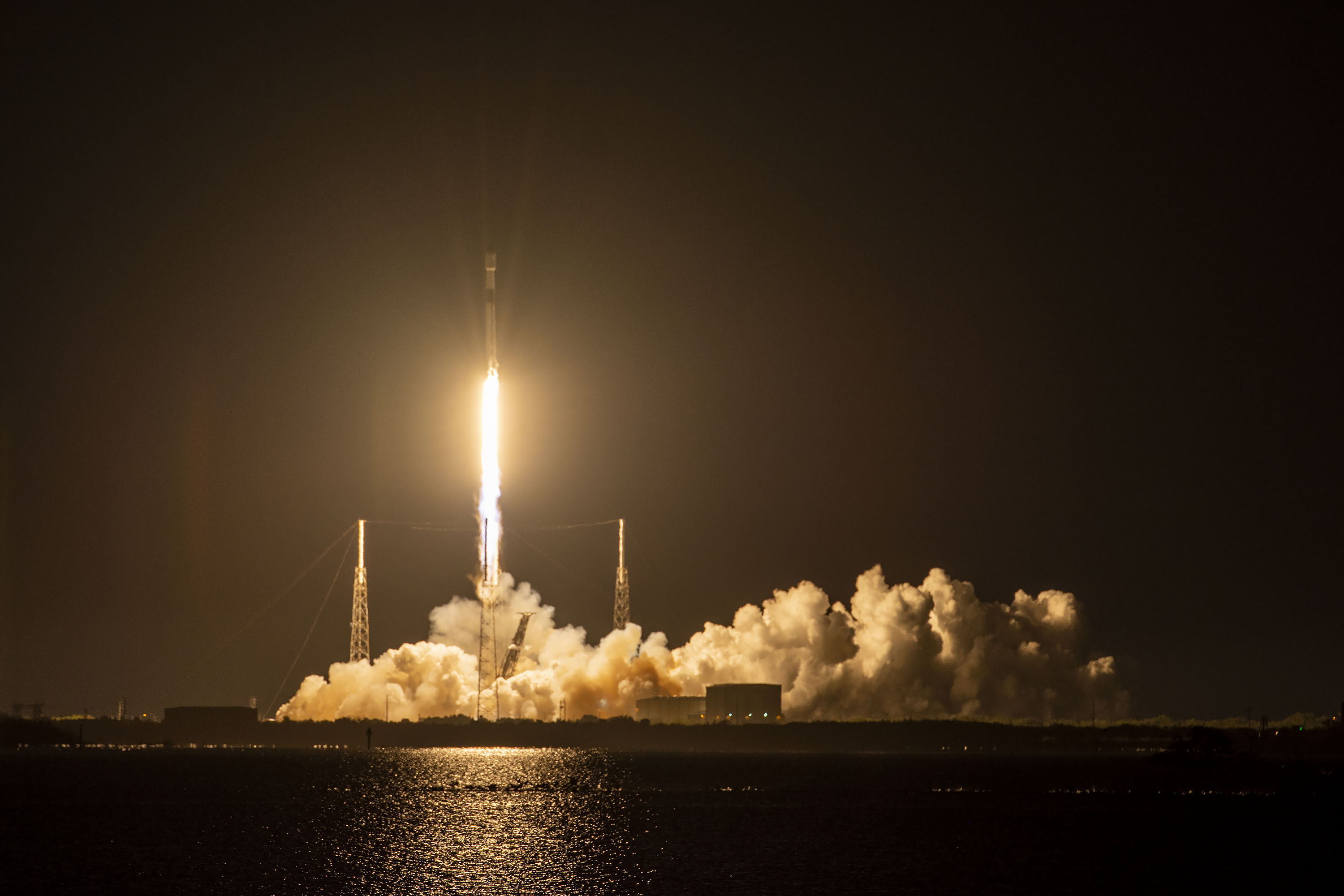 SpaceX wystrzeliwuje pierwsze satelity Starlink drugiej generacji w ramach jubileuszowego startu rakiety w 2022 r.