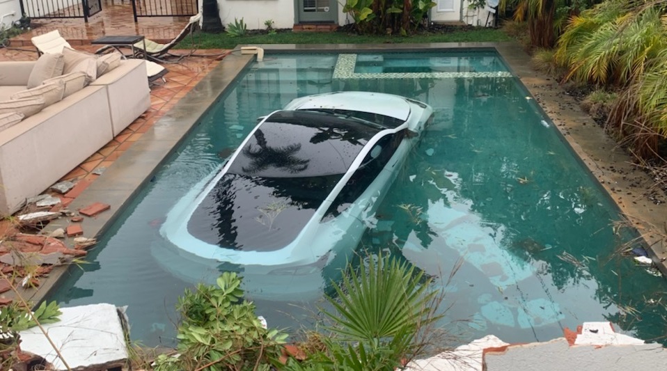 Właściciel samochodu Tesla źle pedałuje, przebija się przez ścianę domu i wpada do basenu