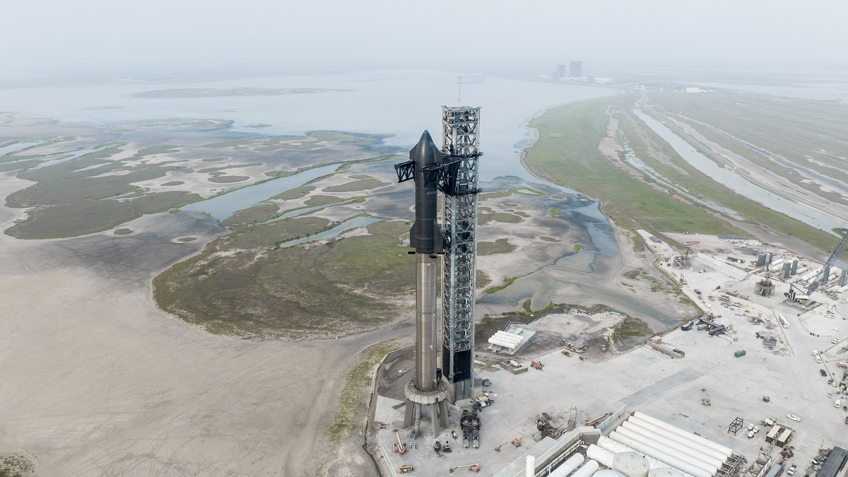 SpaceX w pełni montuje Starship w oczekiwaniu na zgodę na start