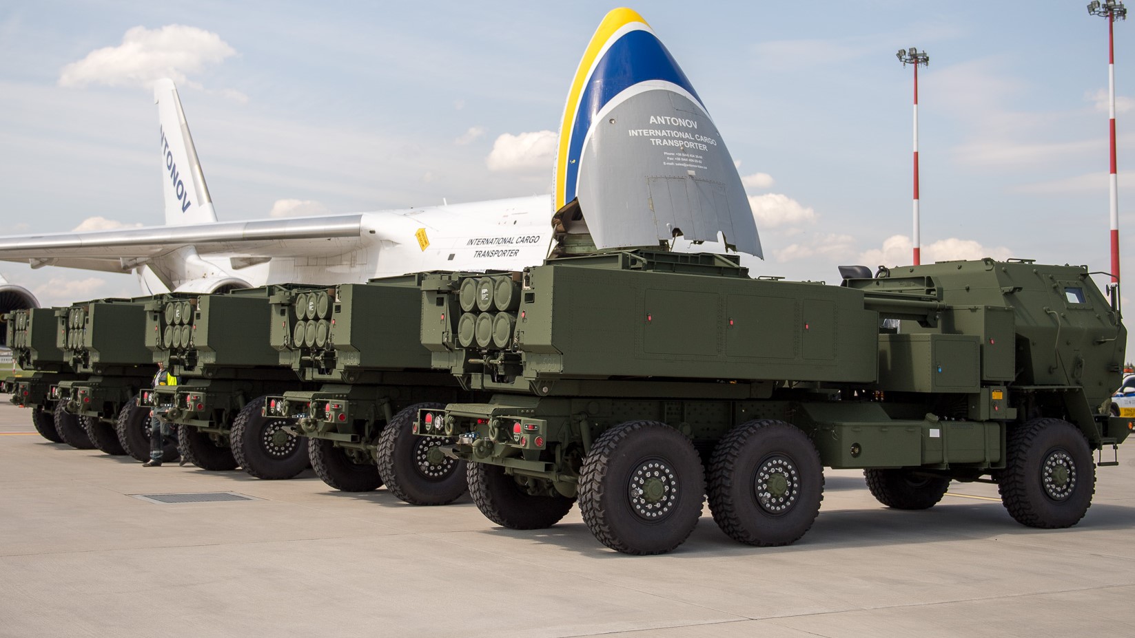 Ukraiński samolot AN-124 dostarcza pierwszy HIMARS do Polski - kontrakt o wartości 655 mln USD obejmuje 20 systemów rakietowych, 30 ATACMS i 270 pocisków GMLRS