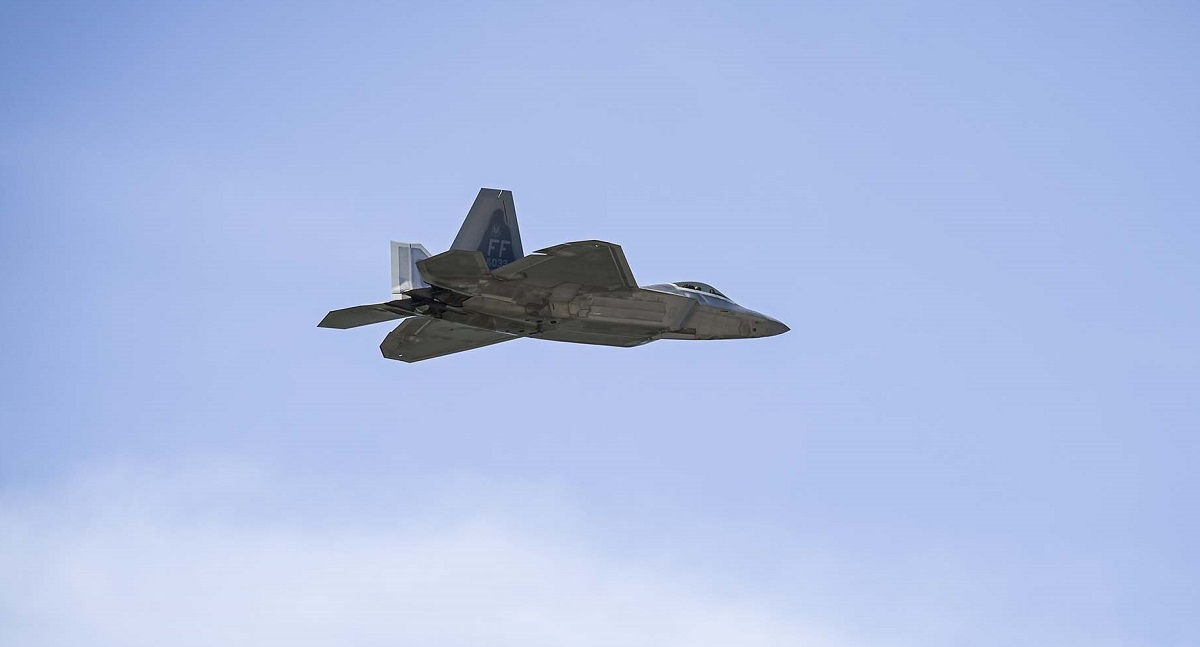 USA wysyła grupę myśliwców piątej generacji F-22 Raptor do Japonii