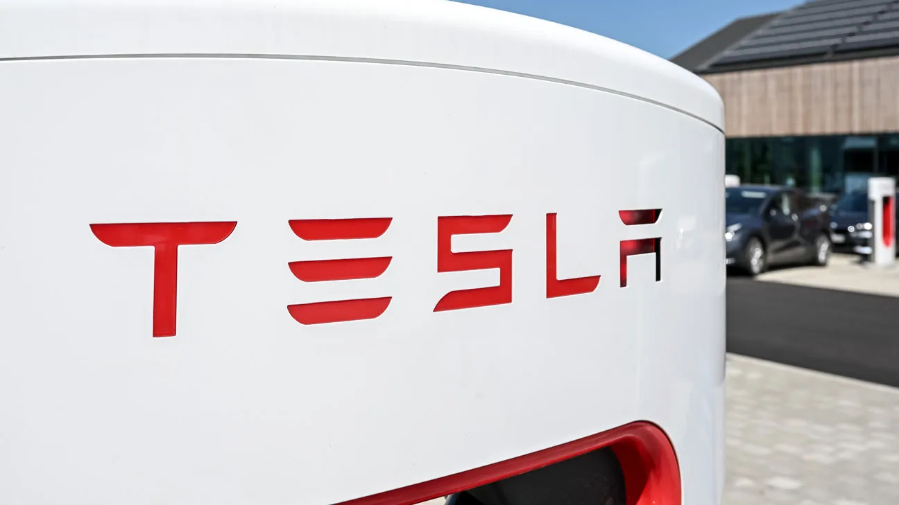 Tesla obniżyła cenę wersji beta systemu Full Self-Driving do 12 000 USD.