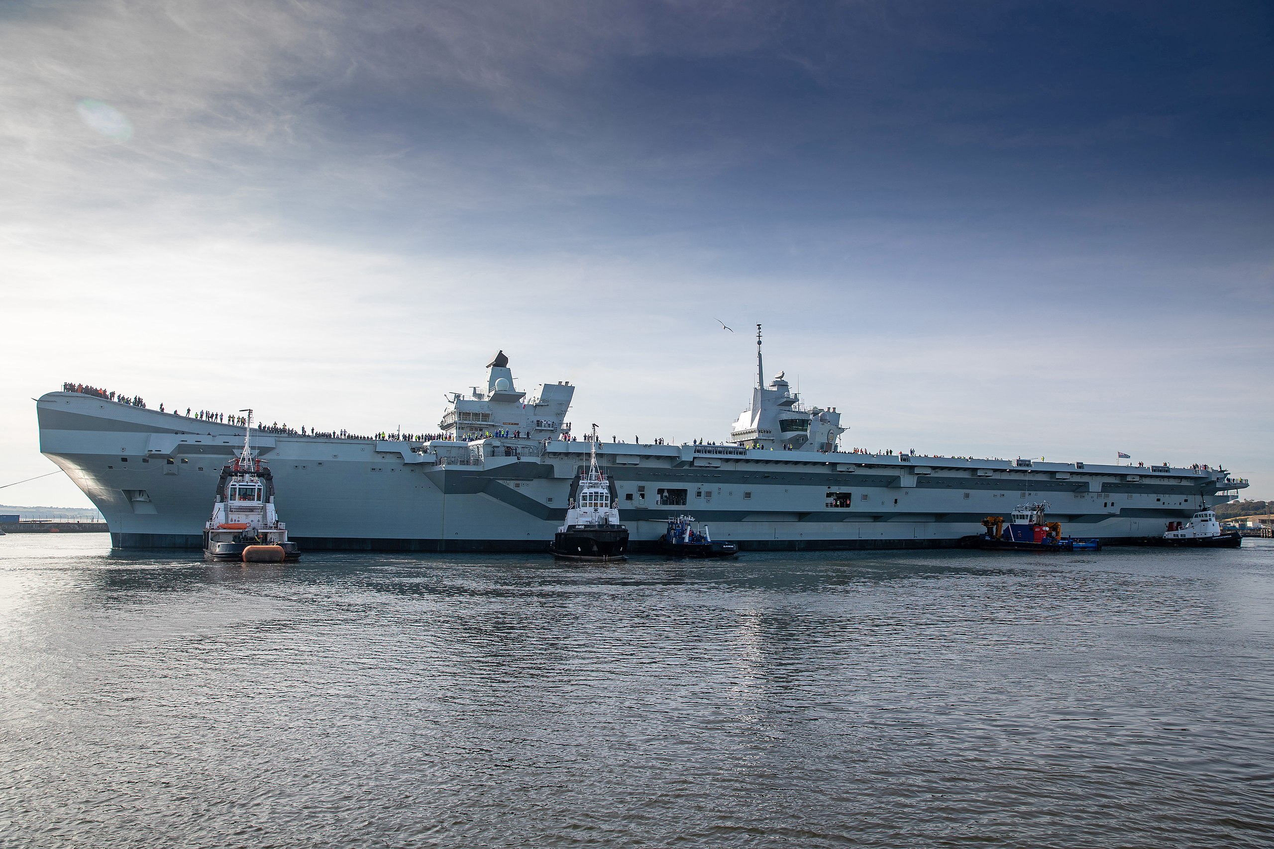 Najnowszy brytyjski lotniskowiec o wartości 3 miliardów funtów HMS Prince of Wales ulega awarii kilka godzin po wypłynięciu z Portsmouth