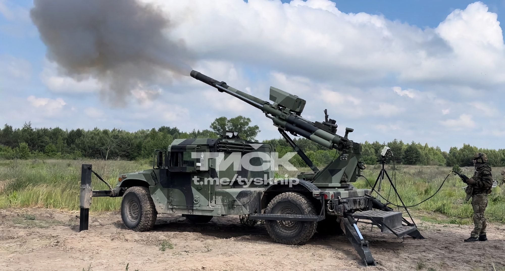 Ukraina otrzymała do służby eksperymentalną haubicę 105 mm Hawkeye na podwoziu HMMWV M1152