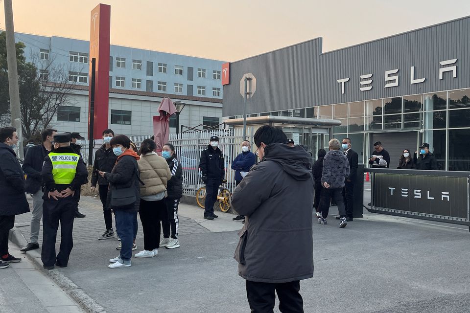Świeżo upieczeni właściciele samochodów Tesla protestują w Chinach z powodu spadających cen samochodów