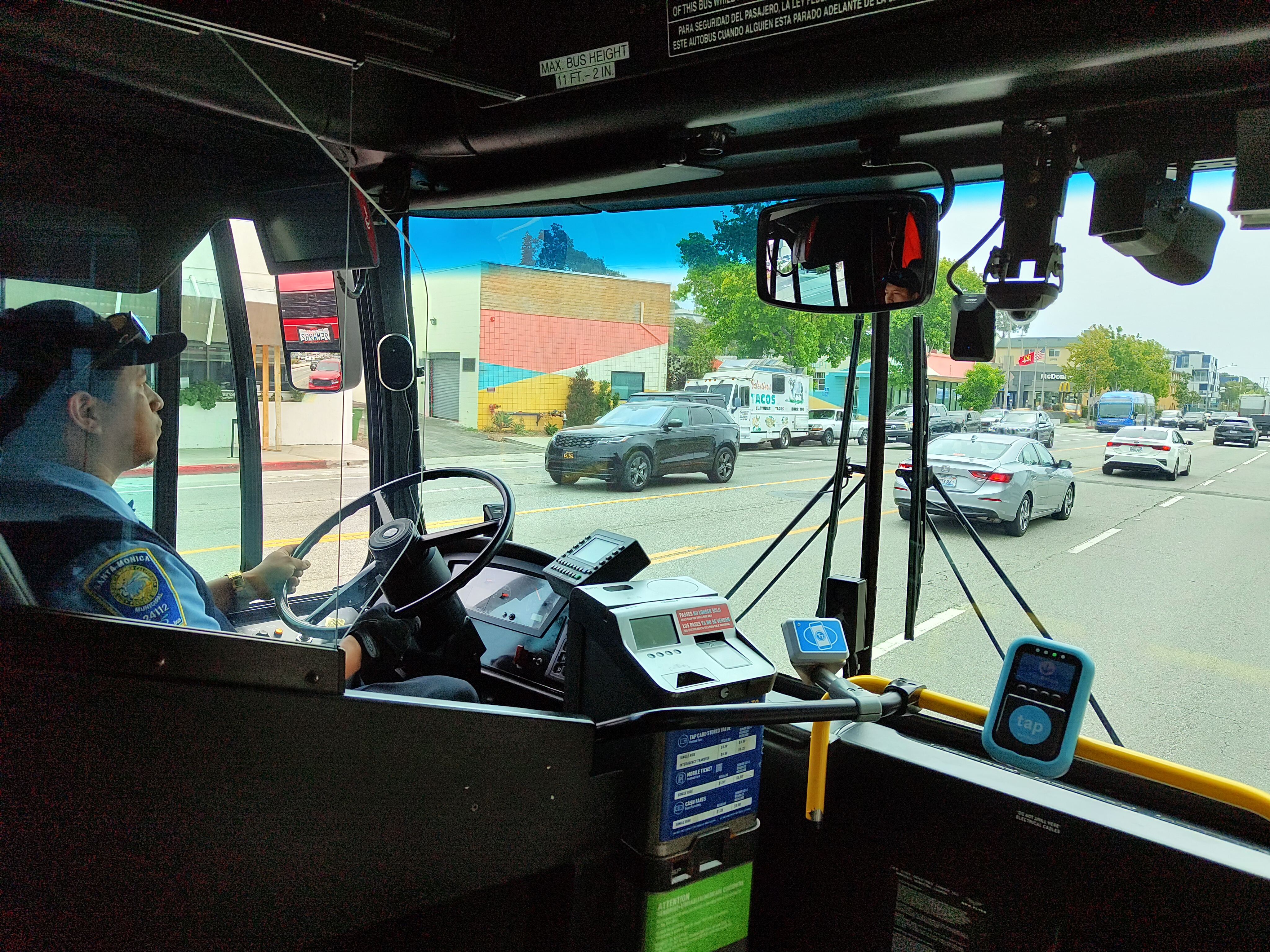 W Stanach Zjednoczonych autobusy są wyposażone w sztuczną inteligencję, która automatycznie karze samochody zaparkowane na linii autobusowej