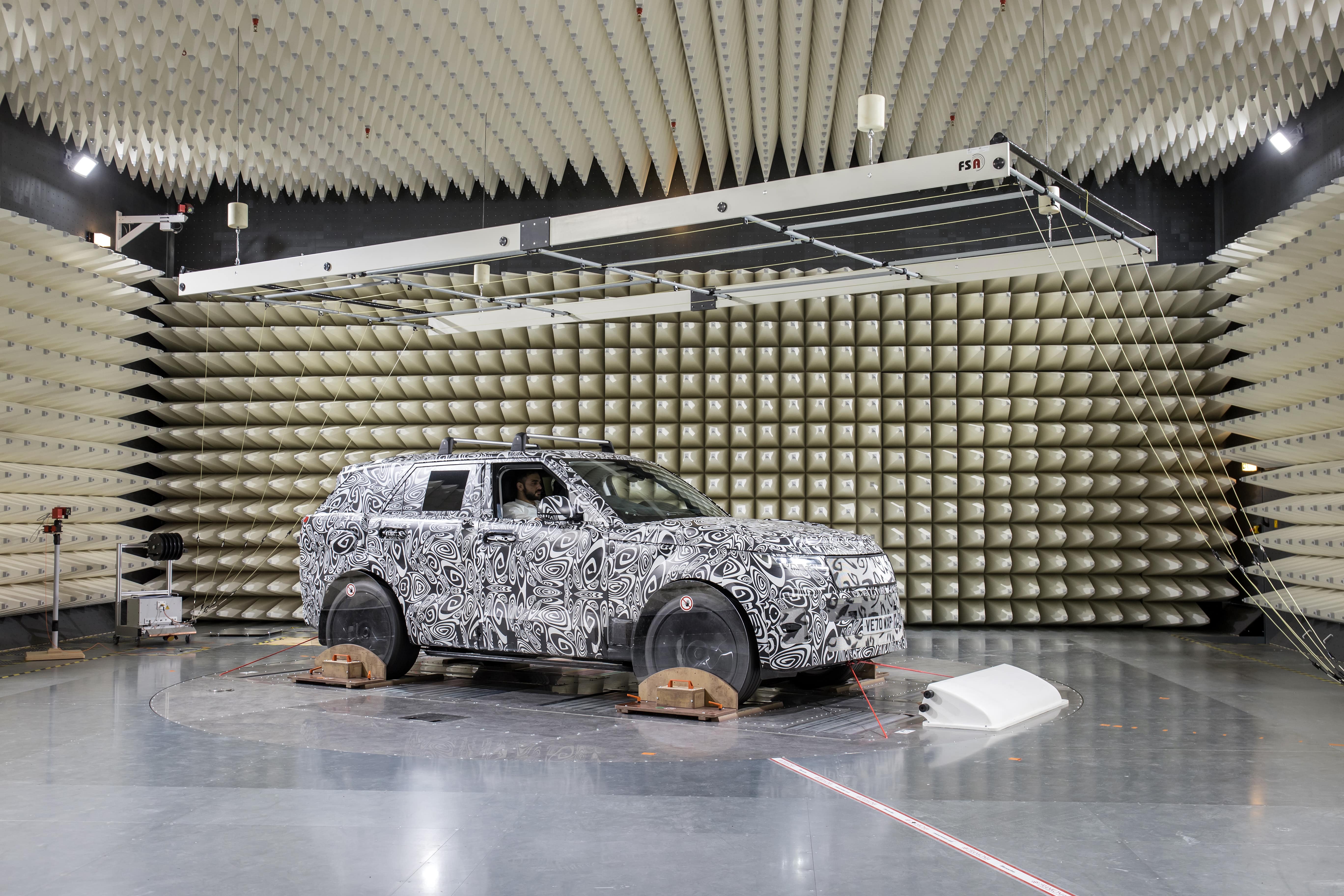 Jaguar Land Rover otworzył laboratorium, w którym testowane są samochody pod kątem kompatybilności elektromagnetycznej