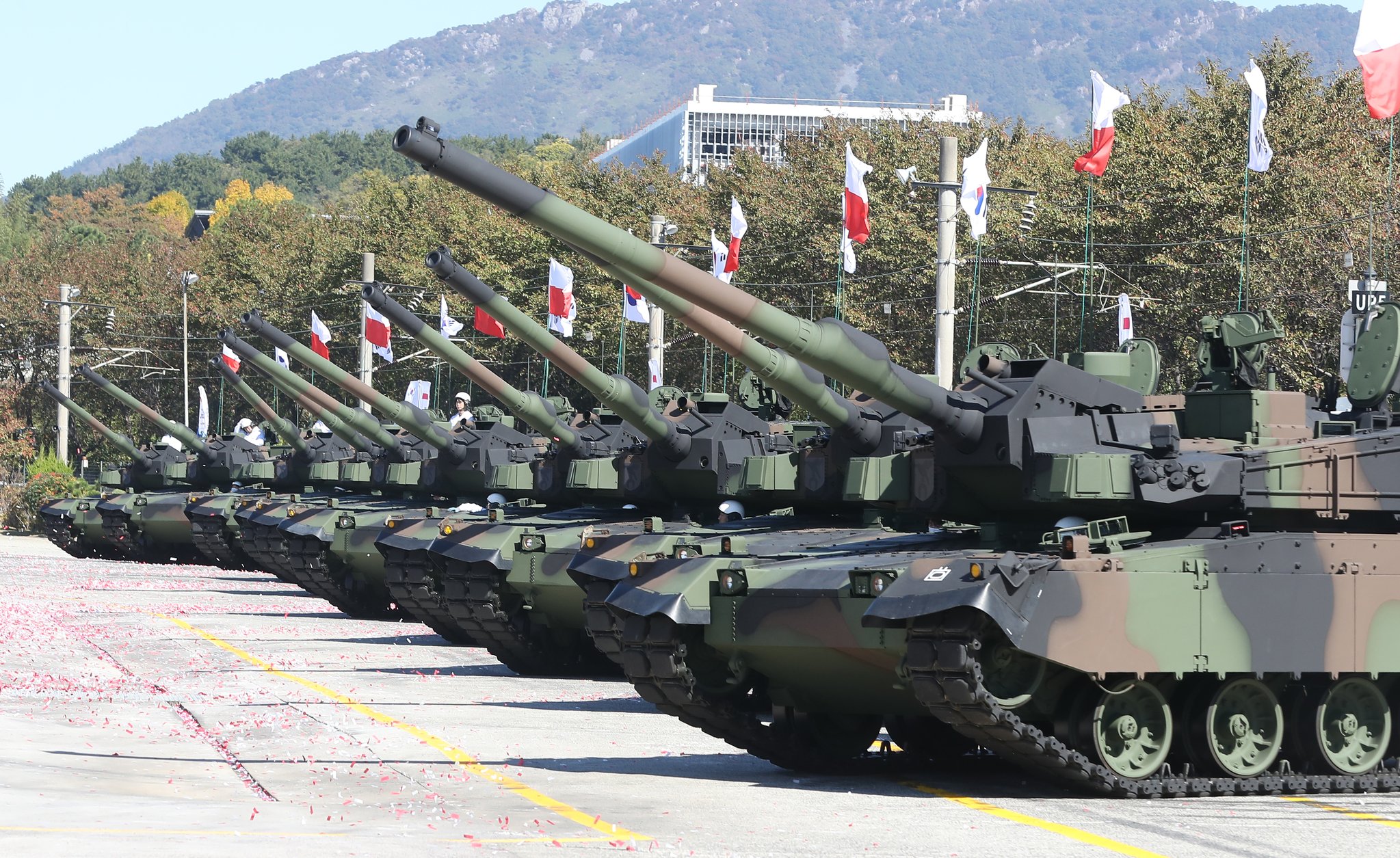 Już gotowe: Hanwha Defense wysłała do Polski pierwsze 24 pojazdy K9A1 Thunder ACV i 10 czołgów K2 Black Panther
