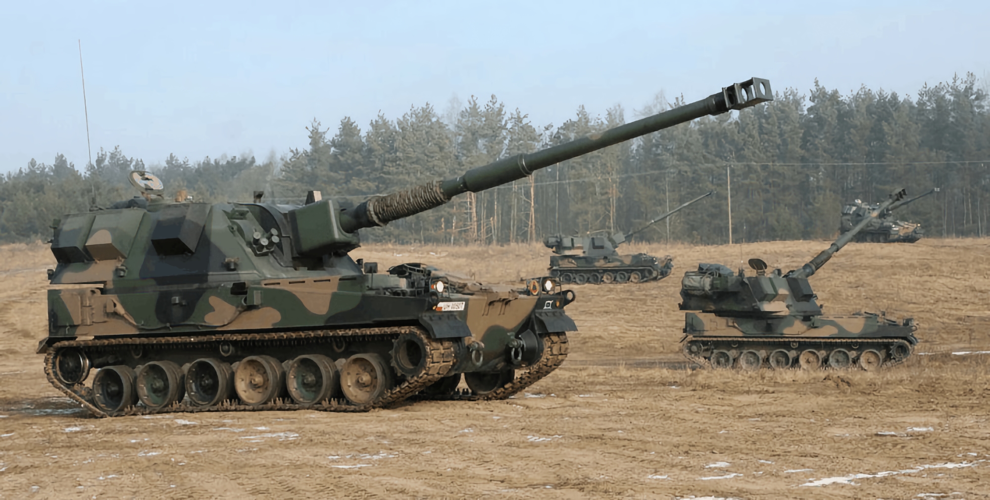 Siły Zbrojne Ukrainy używają dział samobieżnych Krab z nowoczesnymi pociskami 155 mm, które mogą wystrzelić do 31 km