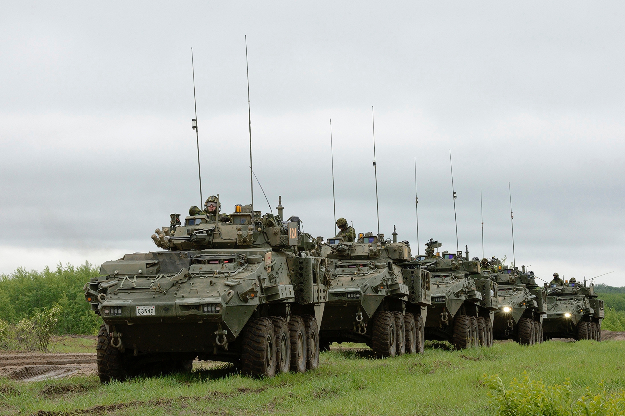 Kanadyjskie pojazdy opancerzone LAV II ACSV z karabinami maszynowymi 7,62 mm w drodze na Ukrainę