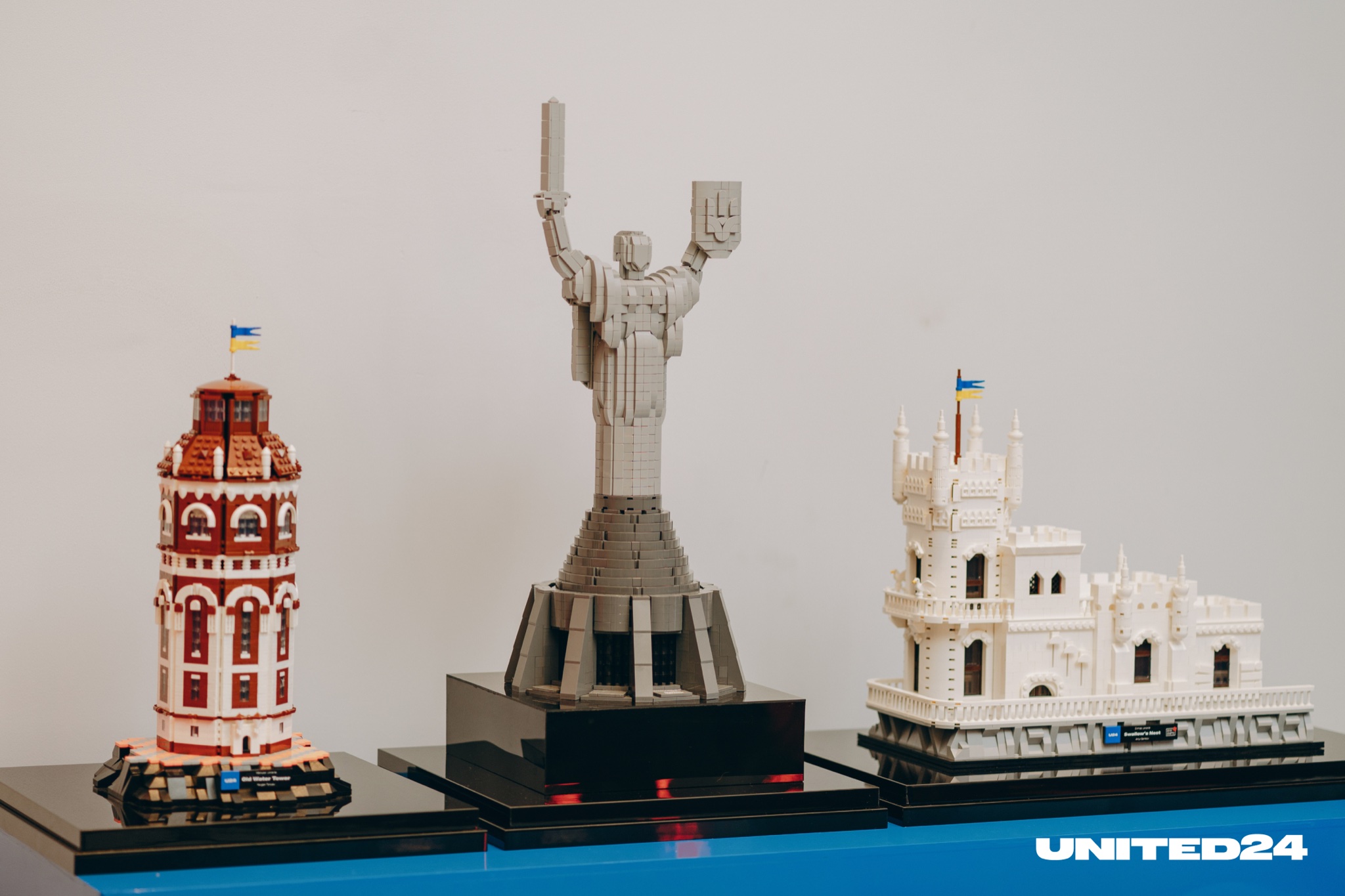 UNITED24 zaprezentowało ukraińskie zabytki wykonane z kostek LEGO - Ukraińską Matkę, wieżę ciśnień w Mariupolu i Jaskółcze Gniazdo.