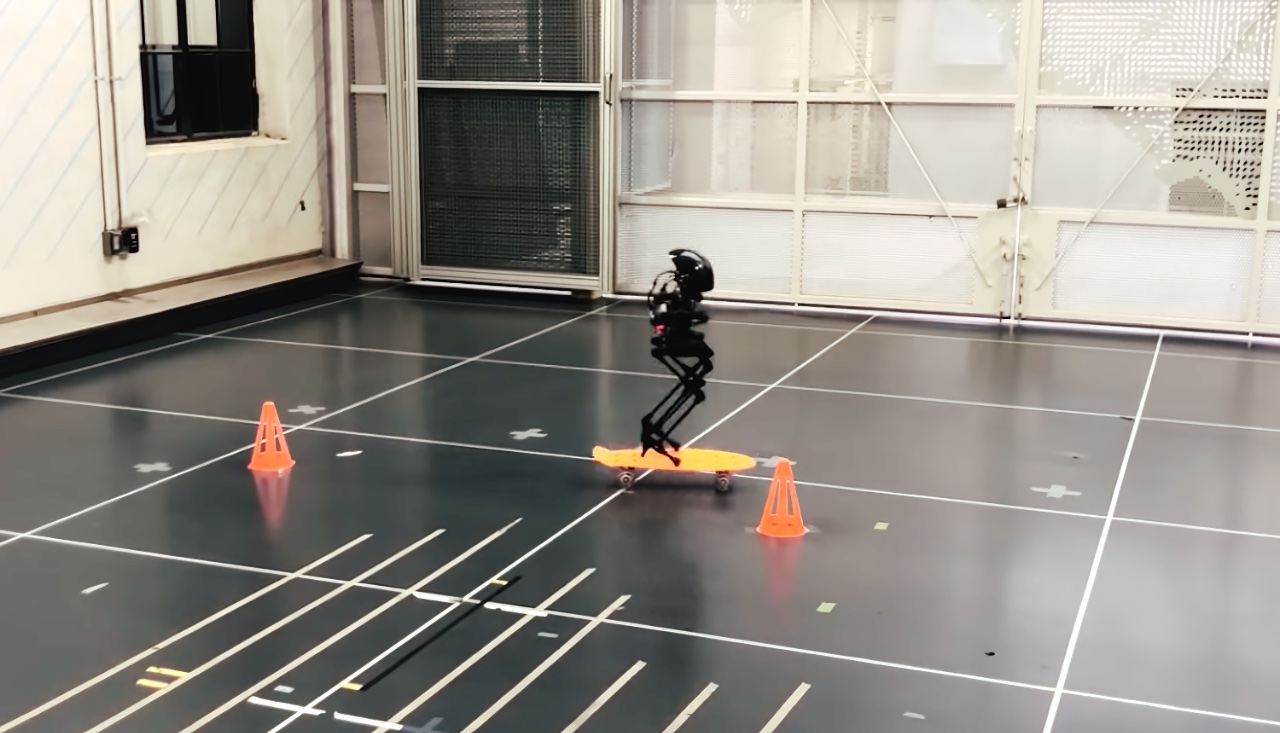 Dwunożna hybryda robota-drona może chodzić, latać i jeździć na deskorolce [wideo]