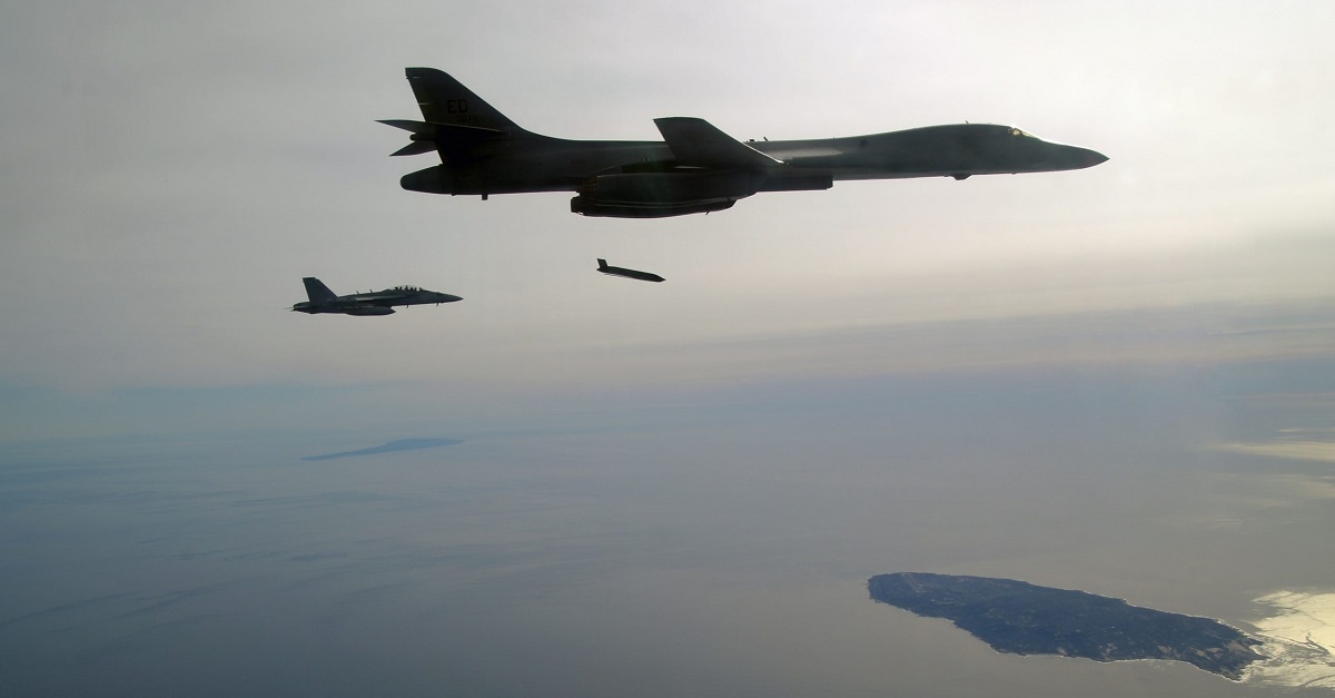 Stany Zjednoczone chcą przekształcić bombowiec B-1B Lancer w zabójcę chińskich lotniskowców poprzez uzbrojenie naddźwiękowego samolotu w 36 pocisków przeciwokrętowych LRASM o zasięgu wystrzeliwania ponad 900 kilometrów