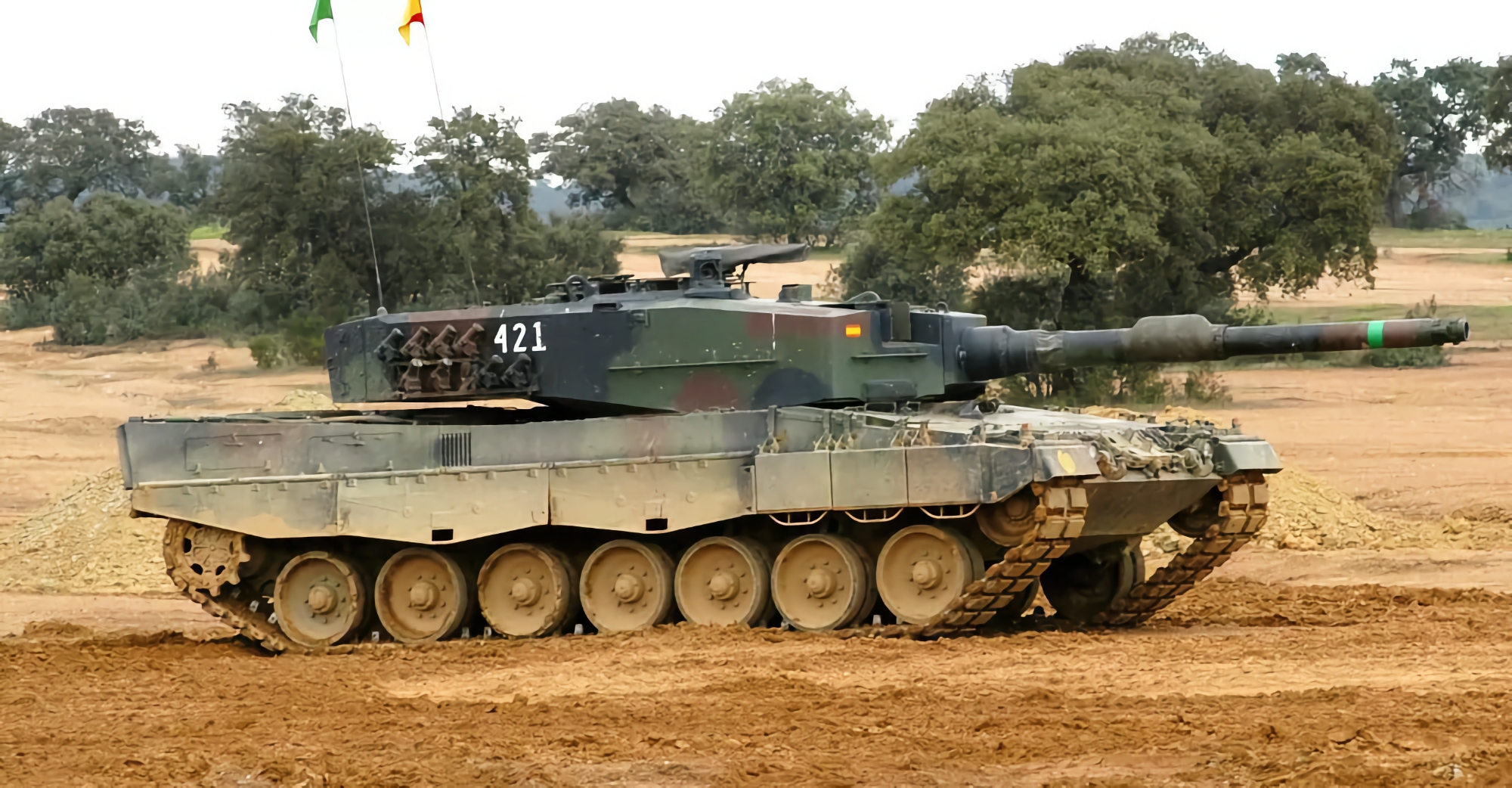 Oficjalnie: Hiszpania wysłała Ukrainie dodatkową partię czołgów Leopard 2 i transporterów opancerzonych M113