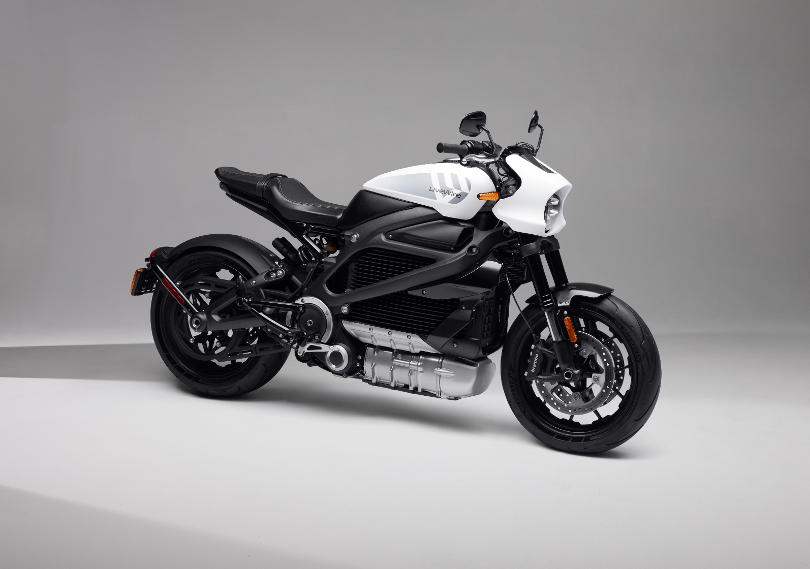 Harley-Davidson ogłosił LiveWire ONE: nowy motocykl elektryczny z zasięgiem do 235 km i ceną od 21.999 dolarów.