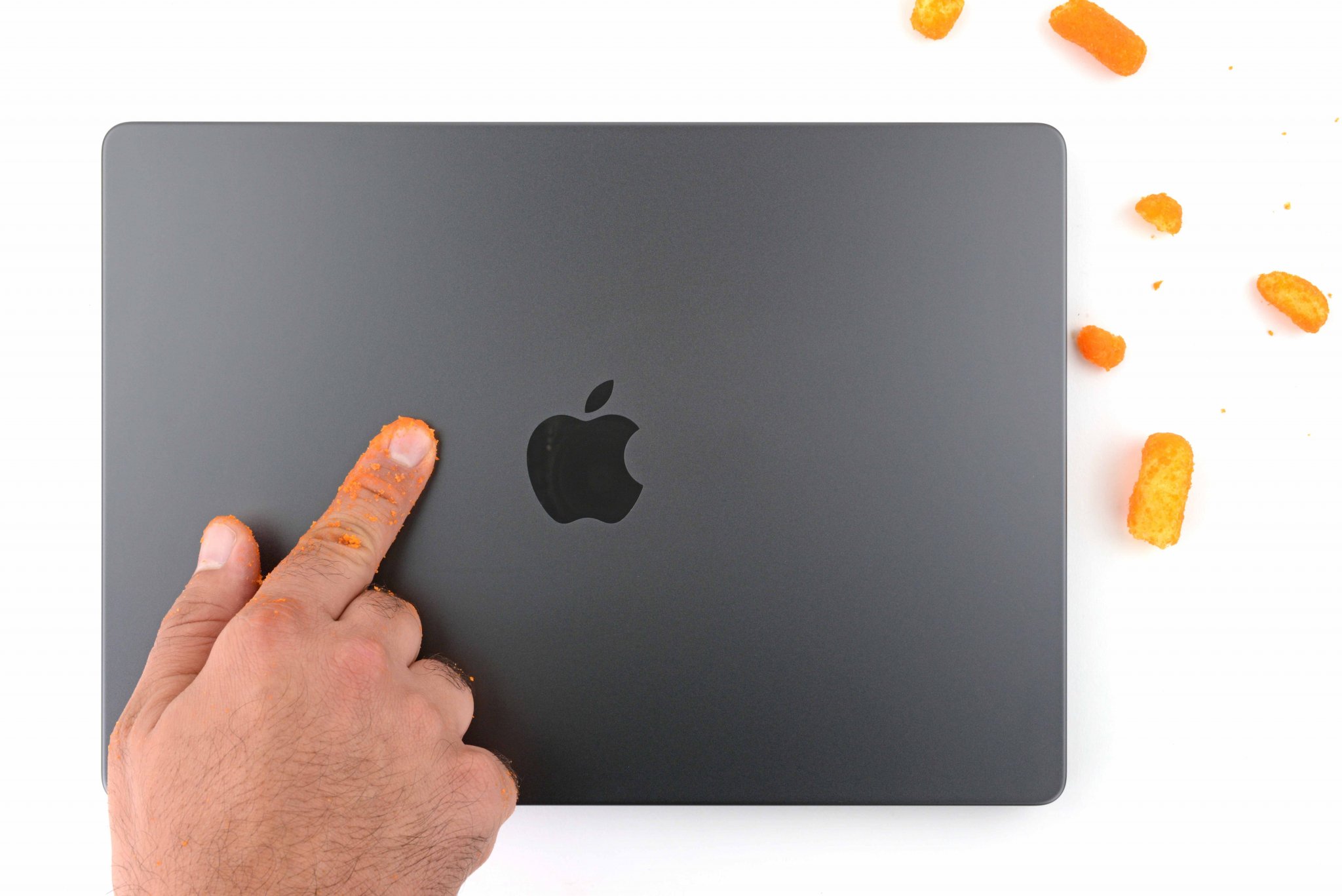 iFixit rozebrał nowego MacBooka Pro M3 i wyjaśnił, dlaczego obudowa jest ciemniejsza i zbiera mniej odcisków palców
