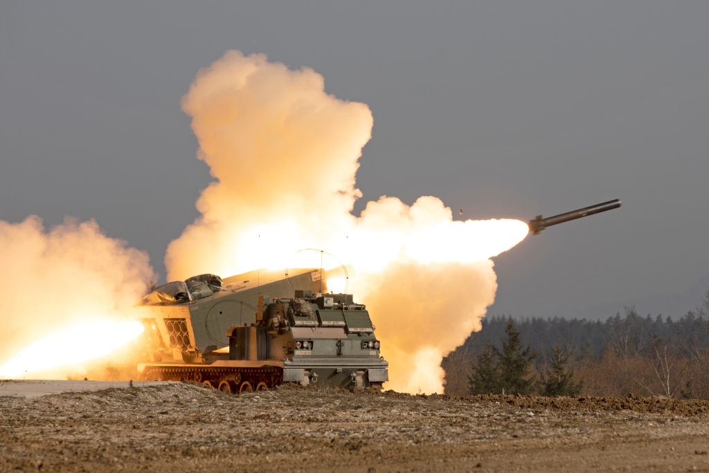 USA zwiększa zapasy i produkcję pocisków GMLRS o zasięgu 84 km dla M142 HIMARS i M270 MLRS