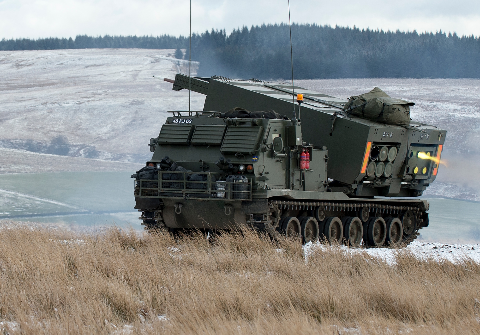 Norwegia dostarczy Ukrainie 3 systemy rakiet M270 wielokrotnego startu