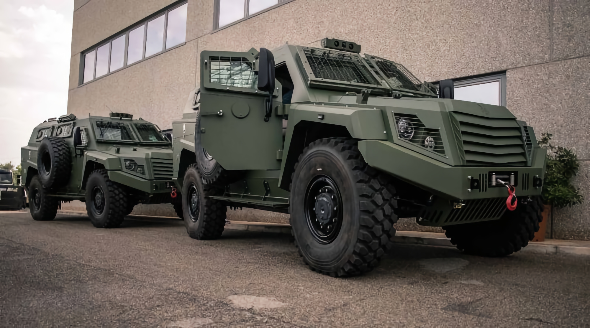 Ukraińscy spadochroniarze przekazali 11 włoskich pojazdów opancerzonych MLS Shield z kamerami termowizyjnymi i kamerami obserwacyjnymi