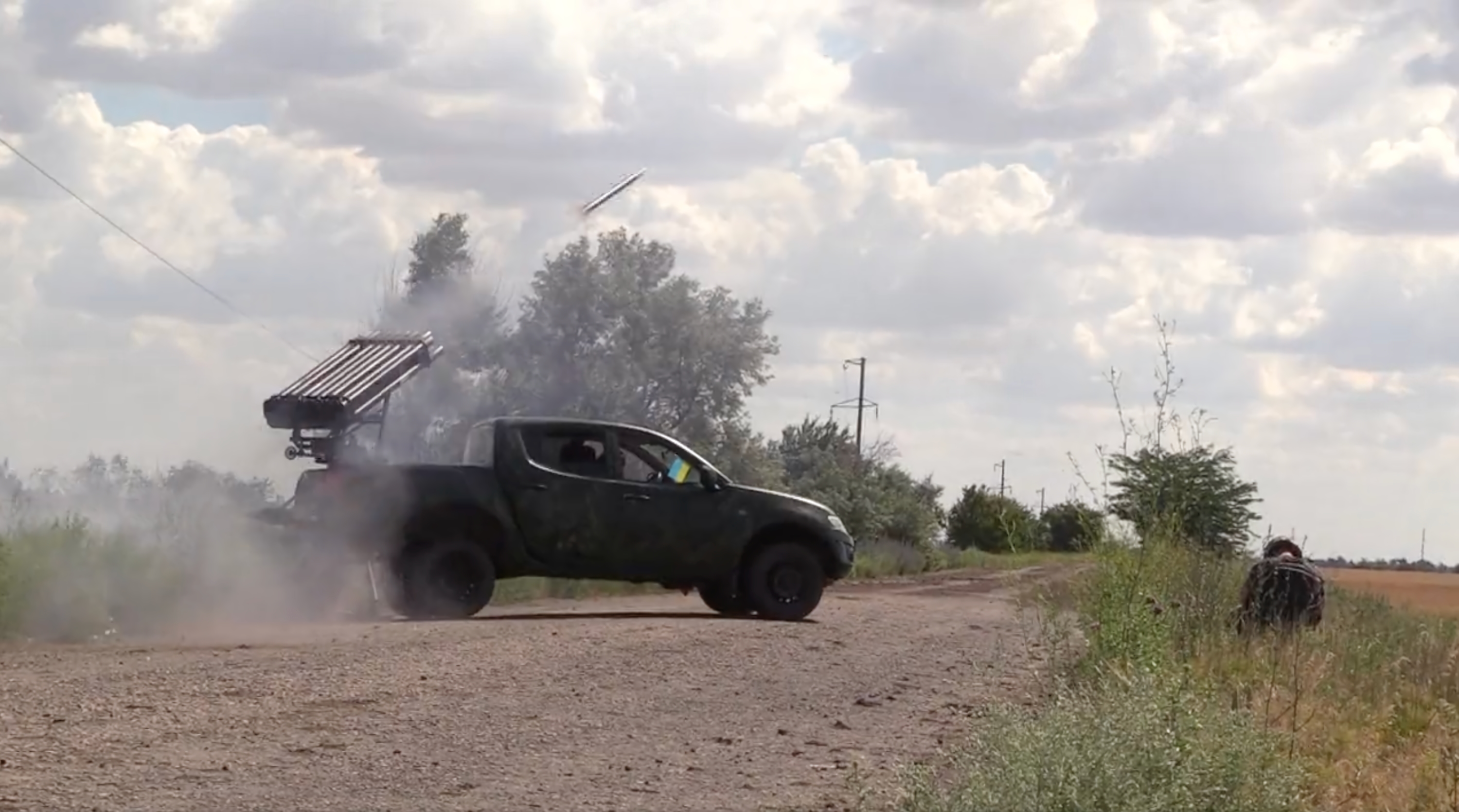 Siły Zbrojne Ukrainy zainstalowały wyrzutnię ze zestrzelonego śmigłowca Ka-52 na Mitsubishi L200 i strzelają z niej do rasistów (wideo)