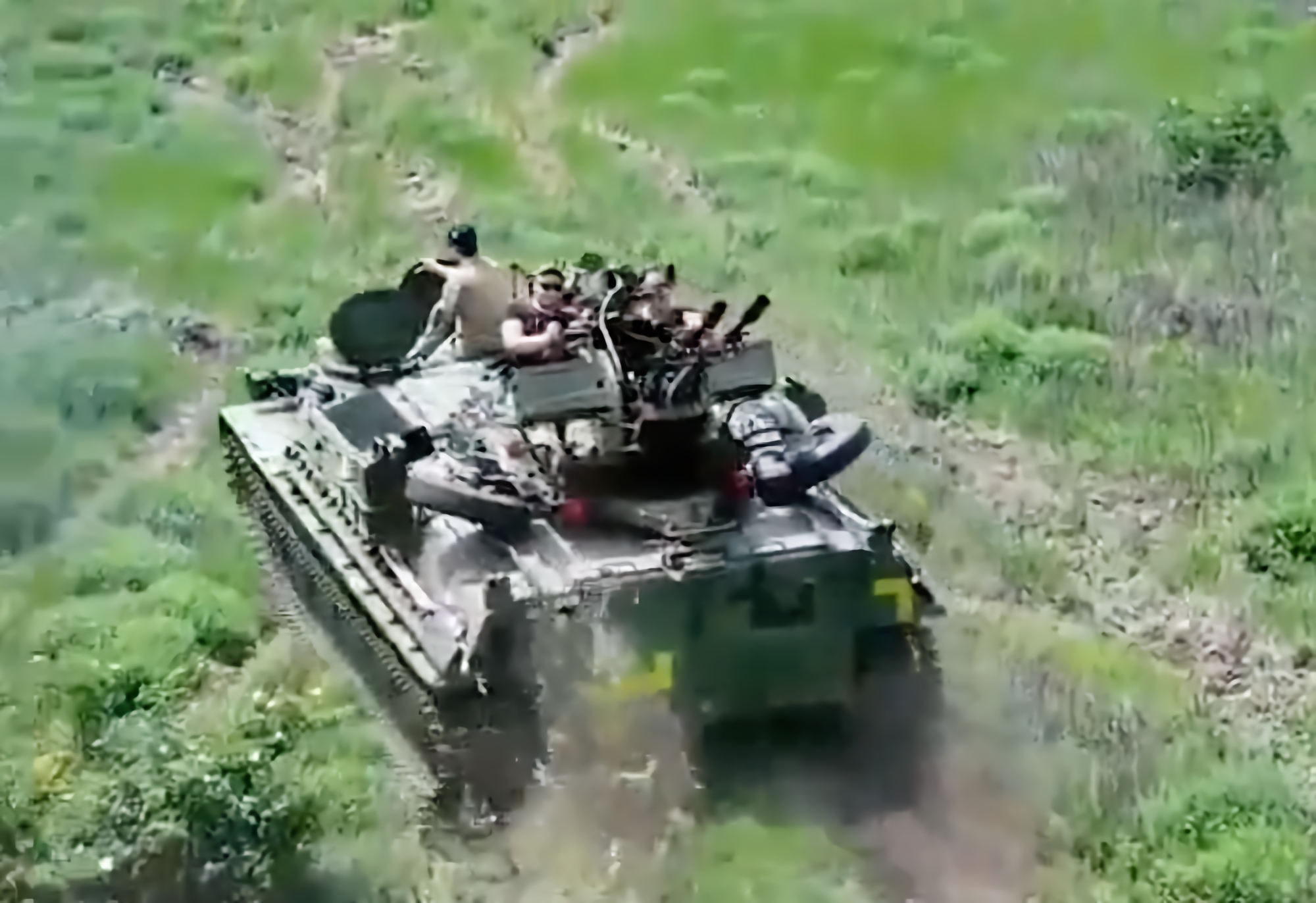 Siły Zbrojne Ukrainy zajęły rosyjski transporter opancerzony MT-LBVM, zainstalowały na nim działo przeciwlotnicze ZU-23-2 i odesłały je z powrotem na front
