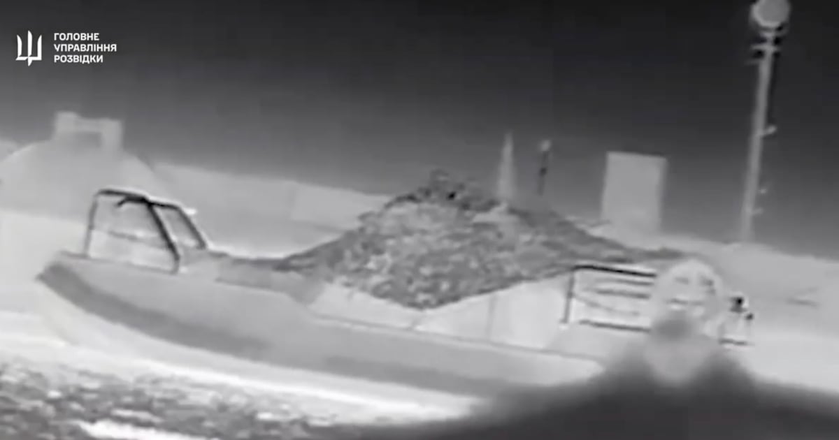 Dron morski Magura V5 strike niszczy wrogą łódź motorową w nocy (wideo)