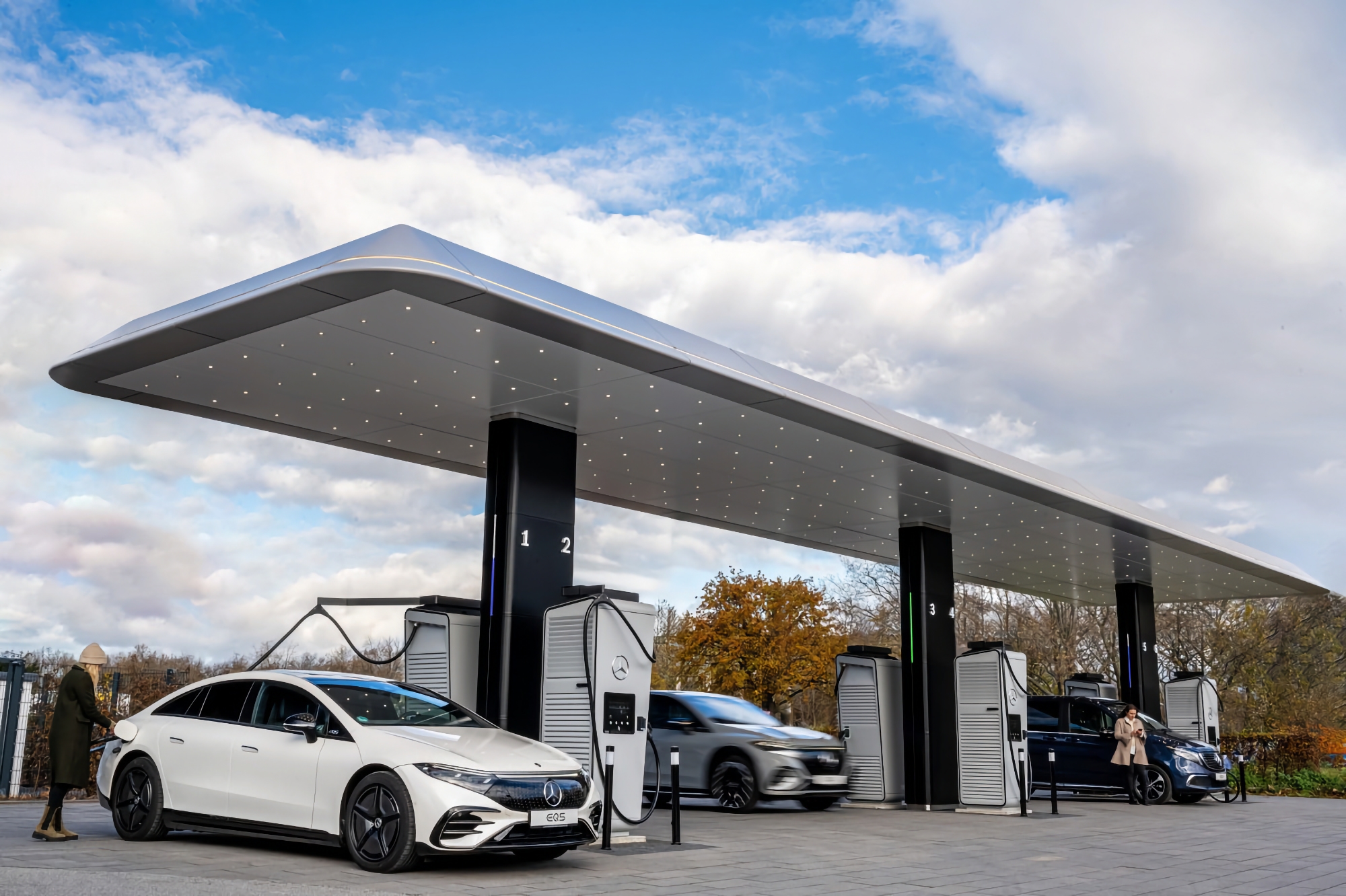 Mercedes otworzył w Europie markowy hub ze stacjami ładowania pojazdów elektrycznych o mocy 300 kW