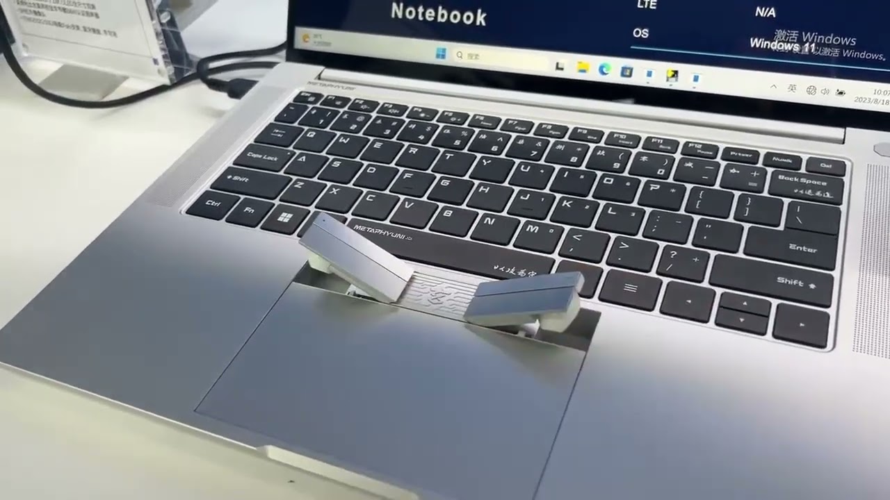 2 w 1: Chińska firma zaprezentowała laptopa z bezprzewodowymi słuchawkami wbudowanymi w touchpad.