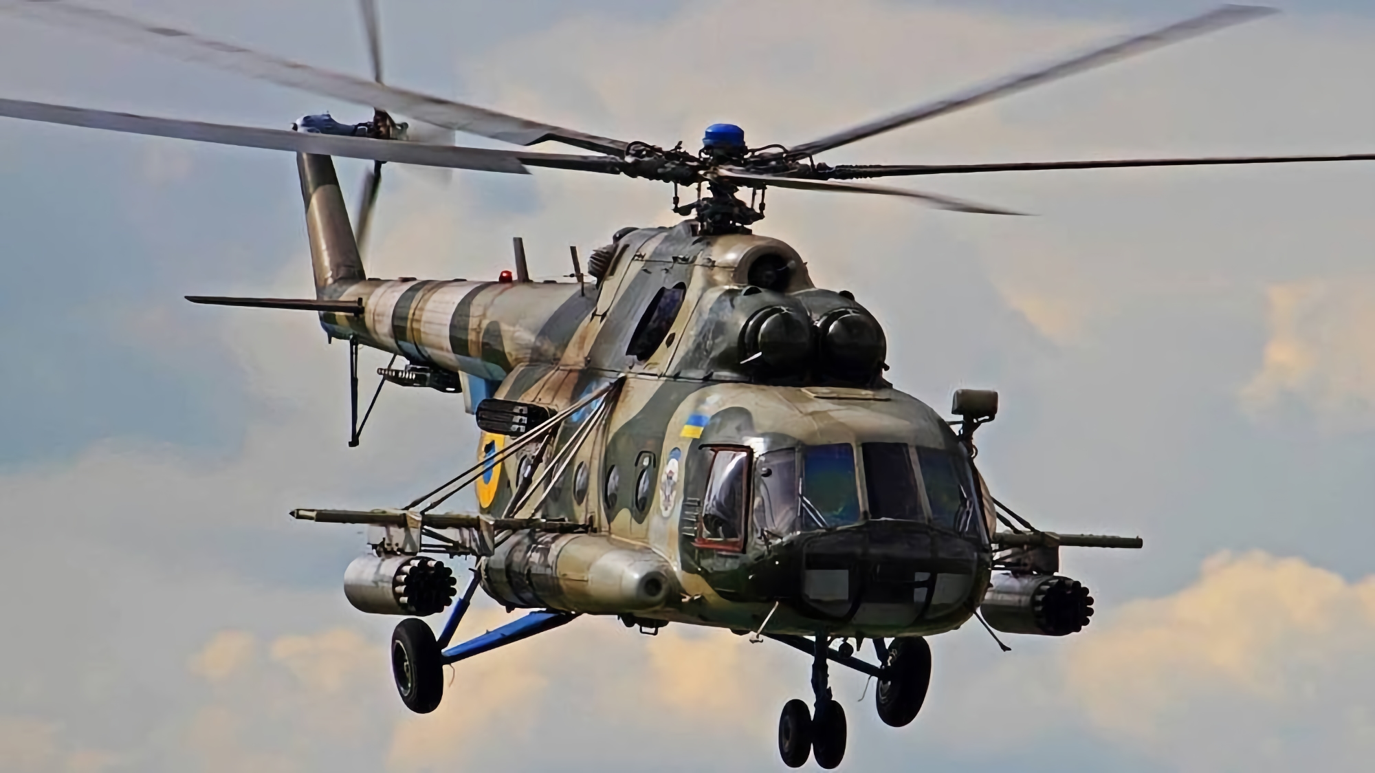 Siły Zbrojne Ukrainy pokazały spektakularny film o tym, jak śmigłowiec Mi-8 niszczy pozycje wroga za pomocą pocisków S-8 i działek 23 mm