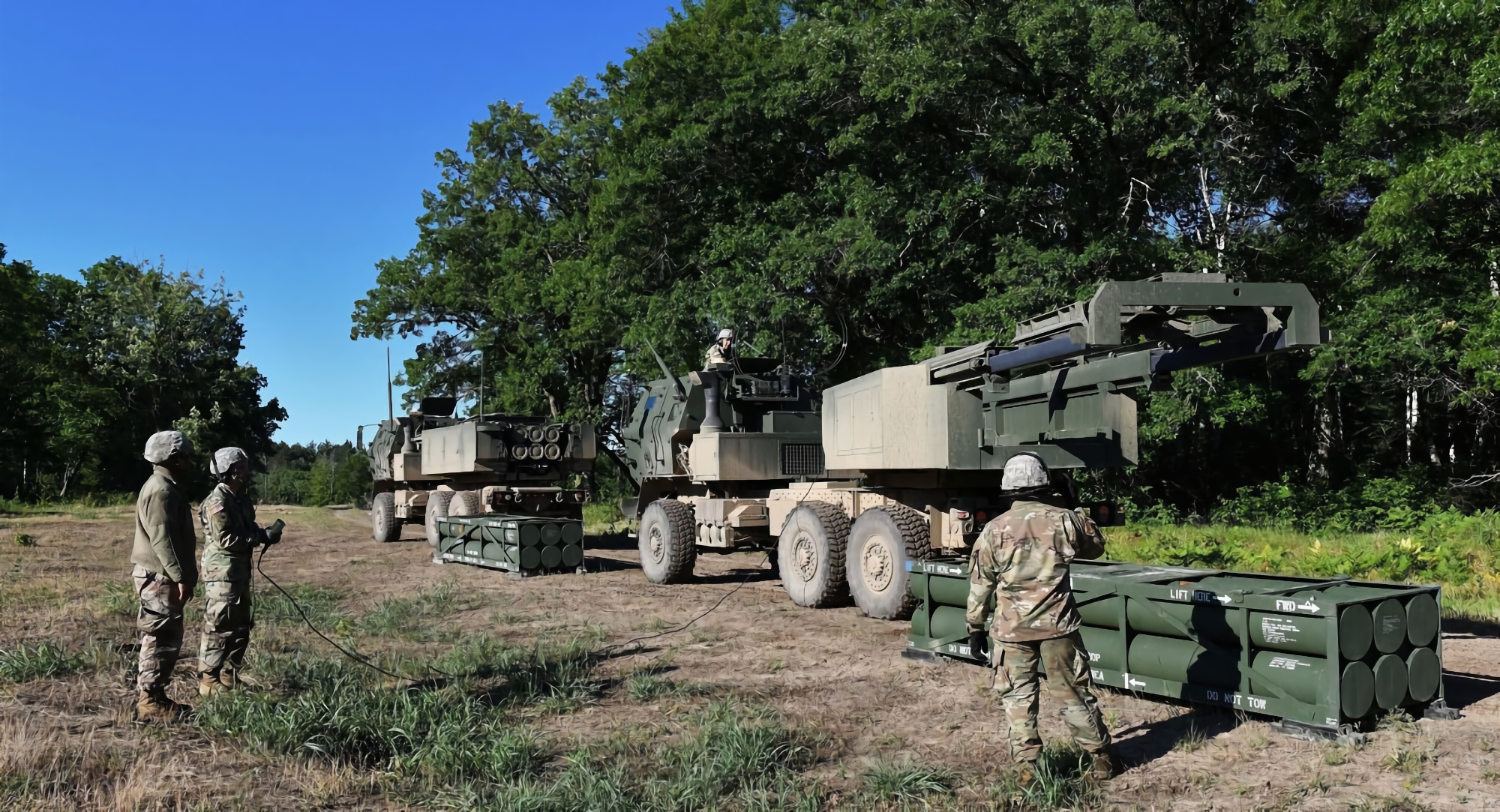 Pociski HIMARS, haubice 105 mm, 100 pojazdów HMMWV, sprzęt noktowizyjny i 50 opancerzonych pojazdów medycznych: USA publikuje listę broni dla Ukrainy o wartości 675 mln dolarów