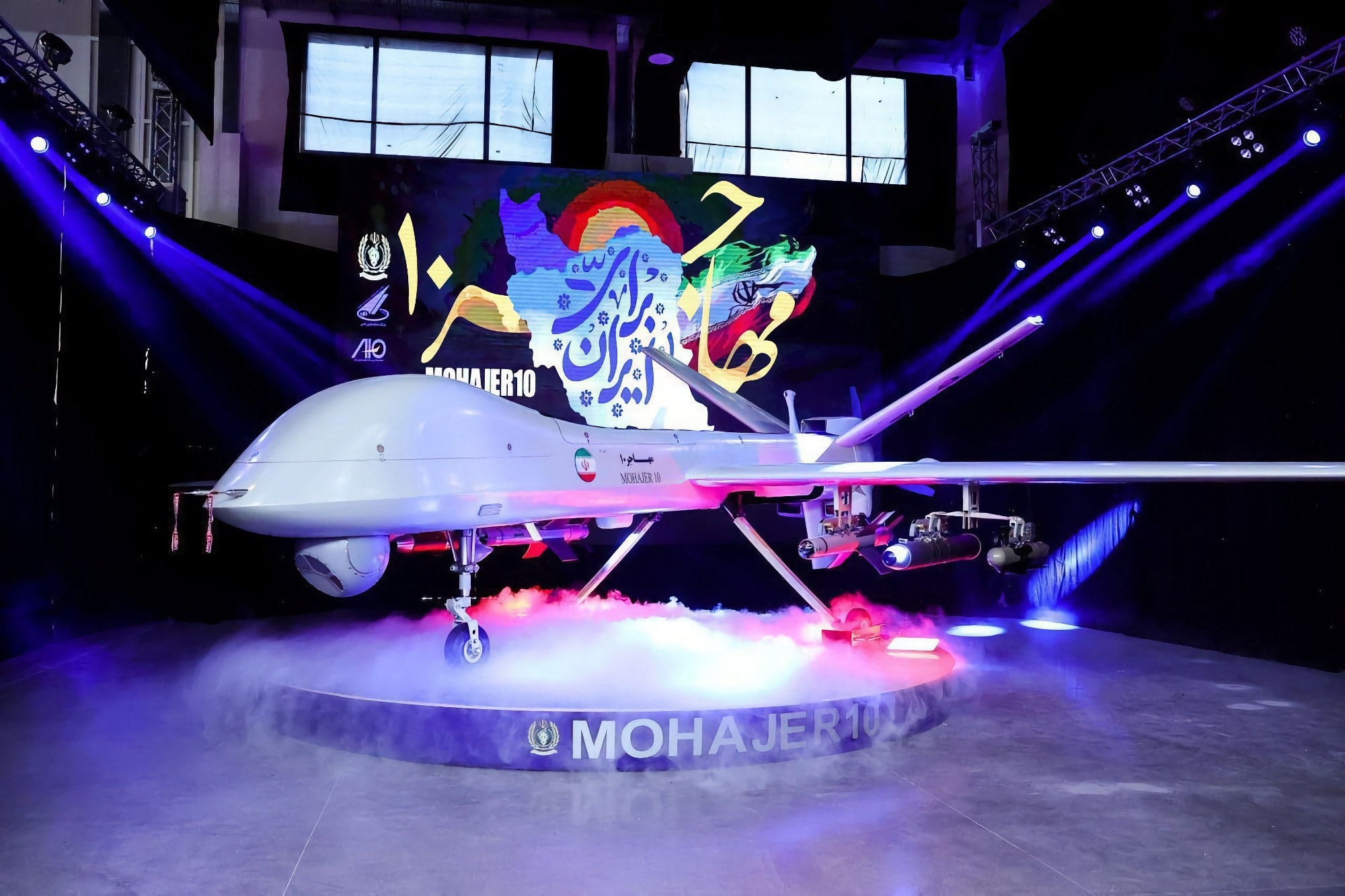 Iran zaprezentował drona atakująco-rozpoznawczego Mohajer-10 o konstrukcji podobnej do MQ-9 Reaper, który może latać z prędkością 210 kilometrów na godzinę w odległości do 2000 kilometrów.
