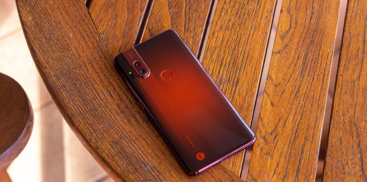 Motorola przygotowuje flagową linię smartfonów One 2020: wyświetlacze Waterfall 90 Hz, układy Snapdragon 765/865 i obsługa 5G