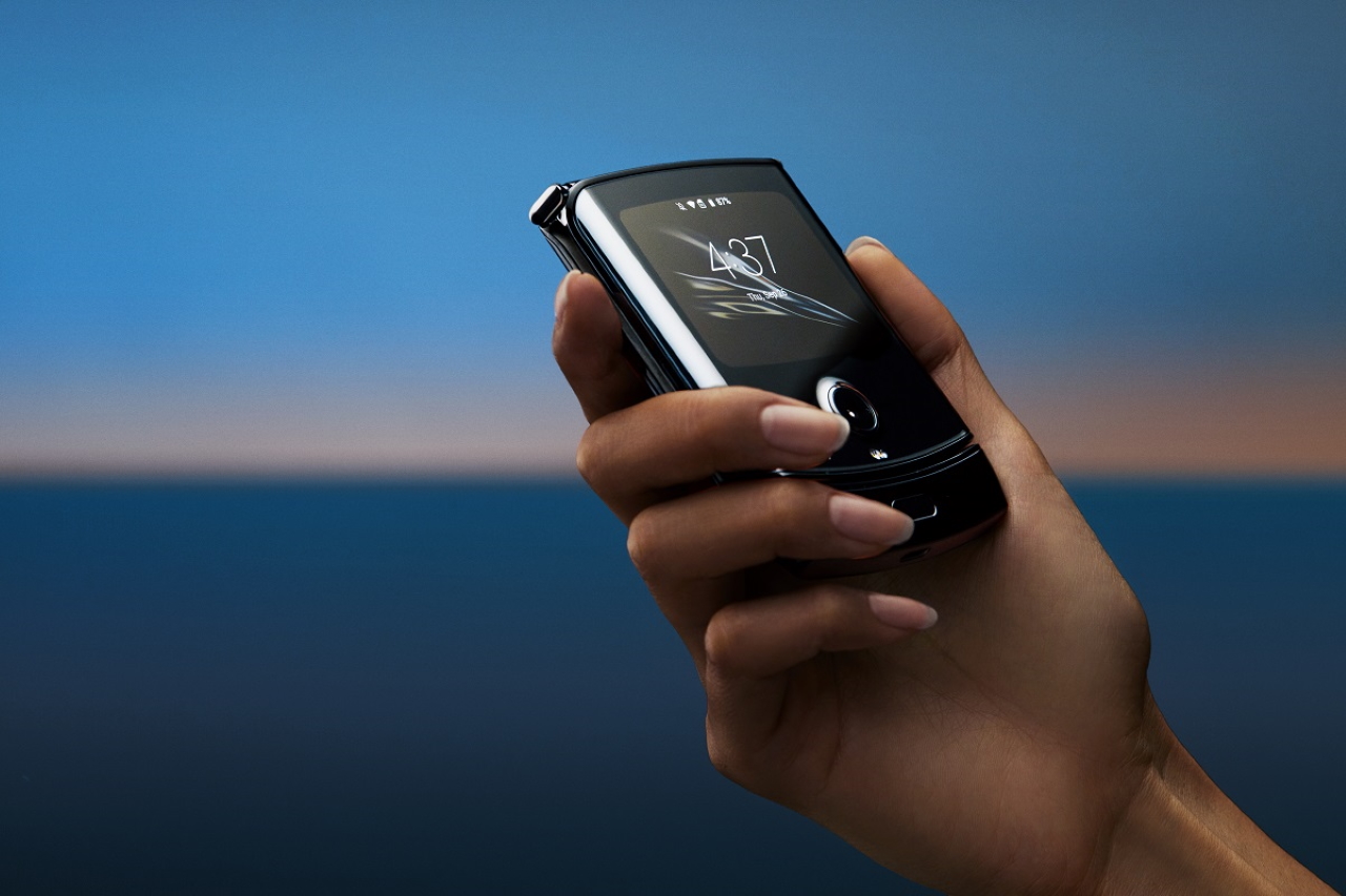 Motorola RAZR: klapka z wyświetlaczem POLED, procesorem Snapdragon 710, 6 GB pamięci RAM, systemem operacyjnym Android i ceną 1500 USD