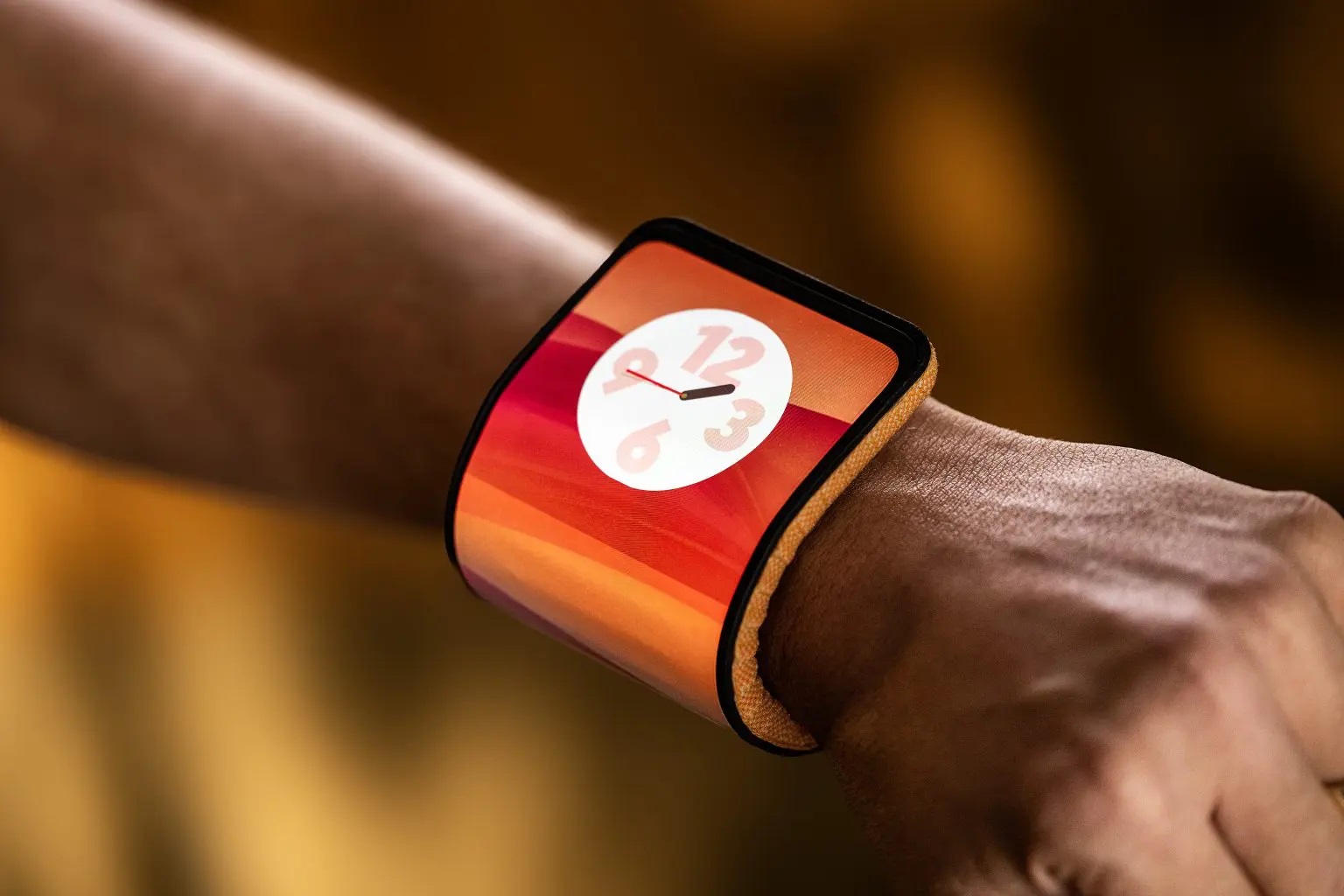 Motorola zaprezentowała elastyczną bransoletkę na smartfona, którą można nosić na nadgarstku zamiast zegarka.