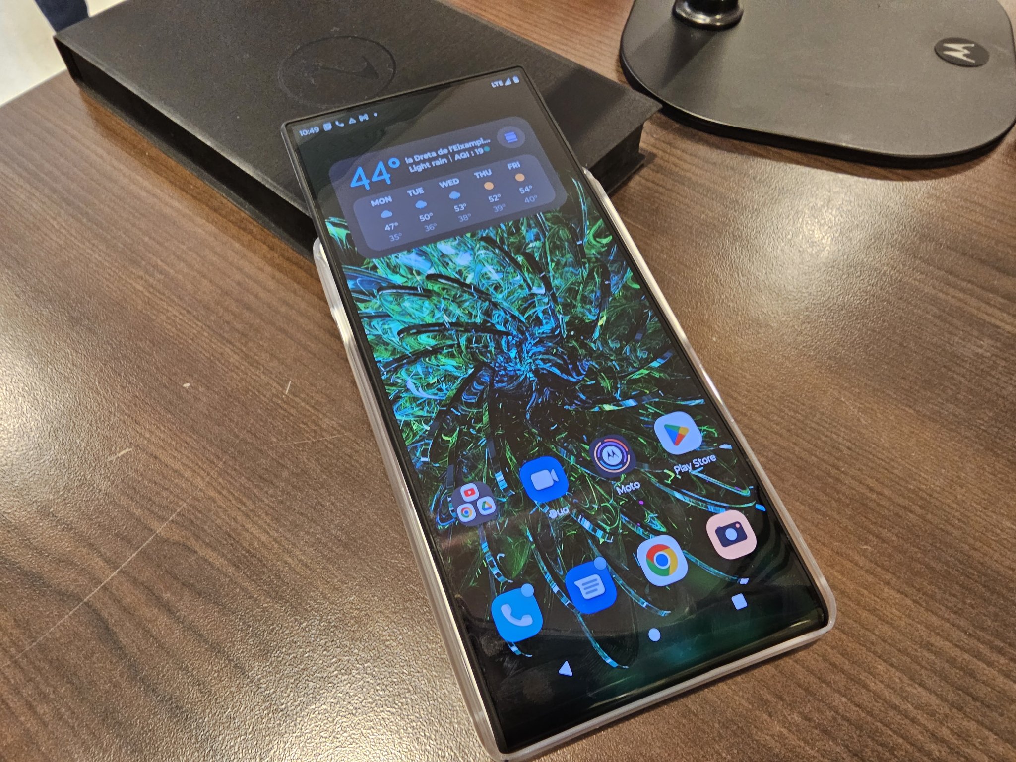 Motorola ujawnia na MWC 2023 koncepcyjny smartfon Rizr Rollable z wysuwanym wyświetlaczem