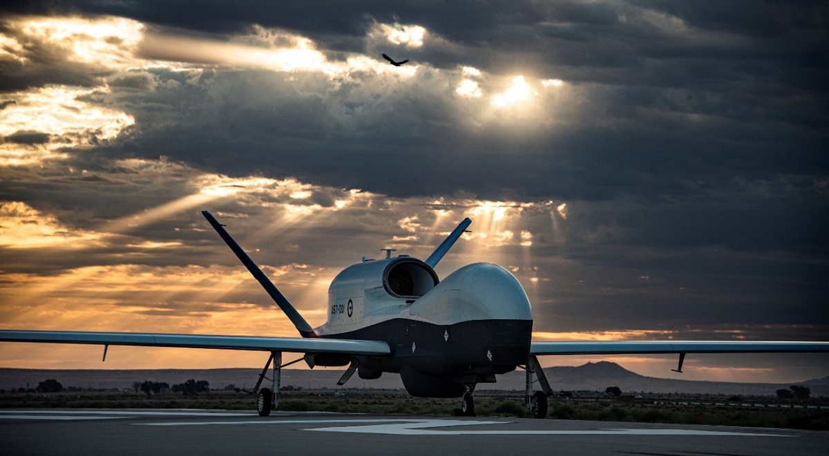 Australia kupi czwartego drona zwiadowczego MQ-4C Triton za ponad 100 milionów dolarów, który może wznosić się na wysokość ponad 15 kilometrów i latać przez 30 godzin z prędkością 575 kilometrów na godzinę.