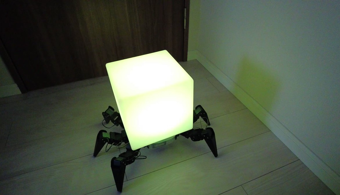 Japończycy stworzyli przerażającą lampkę nocną w postaci robo-pająka, który może poruszać się po domu