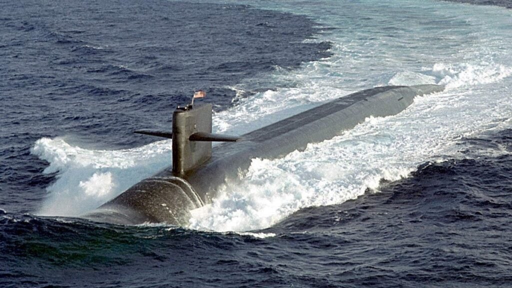 Amerykański okręt podwodny klasy Ohio z napędem jądrowym, przewożący 20 międzykontynentalnych pocisków balistycznych Trident II i broń jądrową, przybył do Korei Południowej po raz pierwszy od 1981 roku
