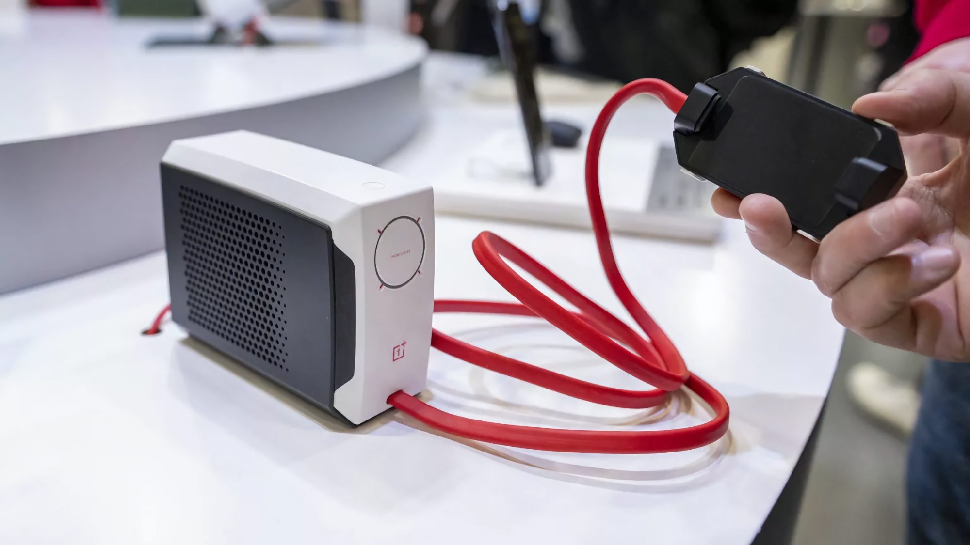 OnePlus zaprezentował OnePlus 45W Liquid Cooler: akcesorium, które obniża temperaturę smartfonów o 20°C