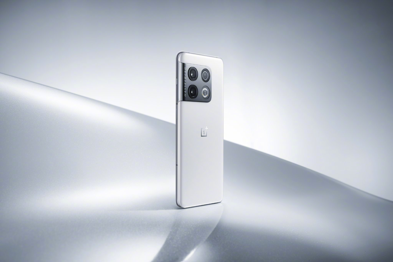 OnePlus 10 Pro zaprezentowany w kolorze Panda White z pamięcią 512 GB
