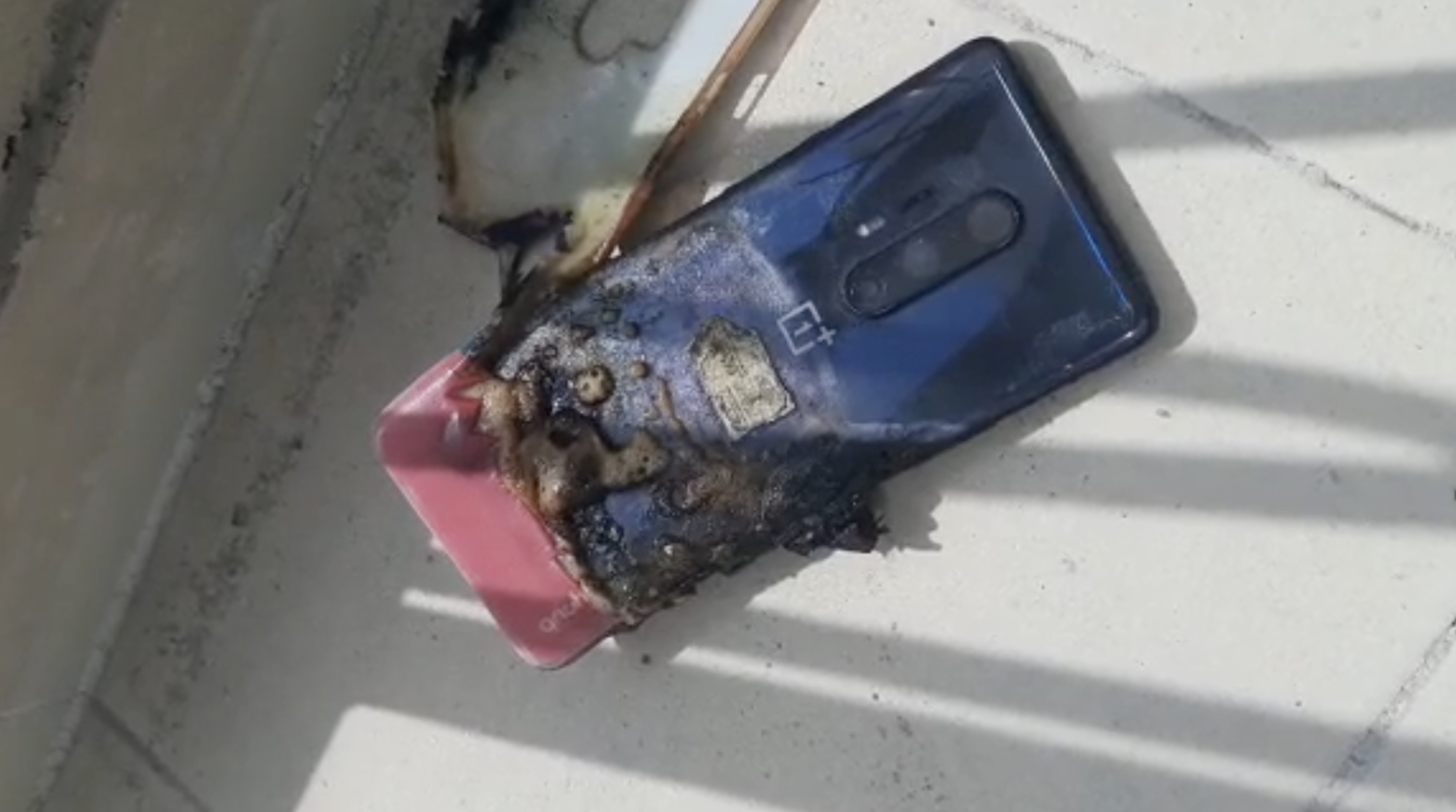 Nie tylko budżetowe smartfony płoną: użytkownik eksplodował swój flagowy OnePlus 8 Pro z 2020 roku