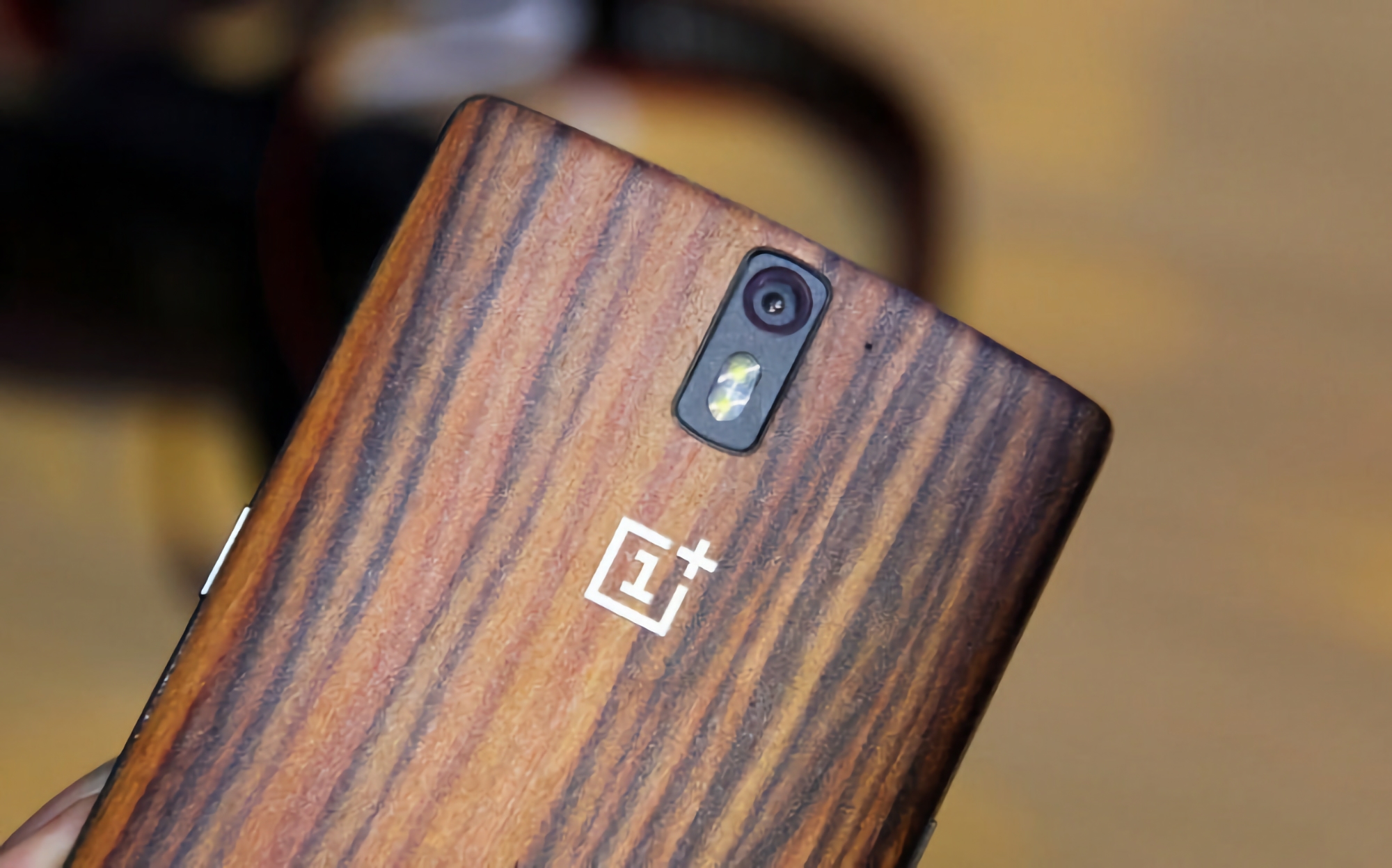 Insider: OnePlus 12 może otrzymać specjalną wersję z drewnianym panelem tylnym, jak OnePlus One i OnePlus 2