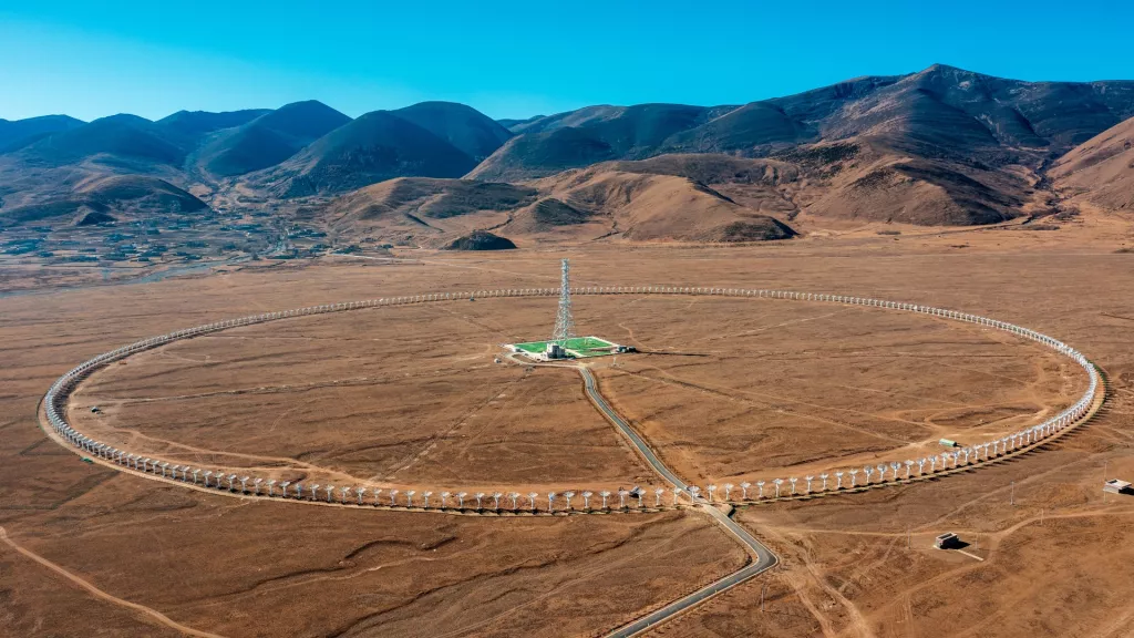 Chiny uruchomiły największy na świecie radioteleskop słoneczny - ma on 313 6-metrowych anten ułożonych w okrąg o średnicy 3,14 km.