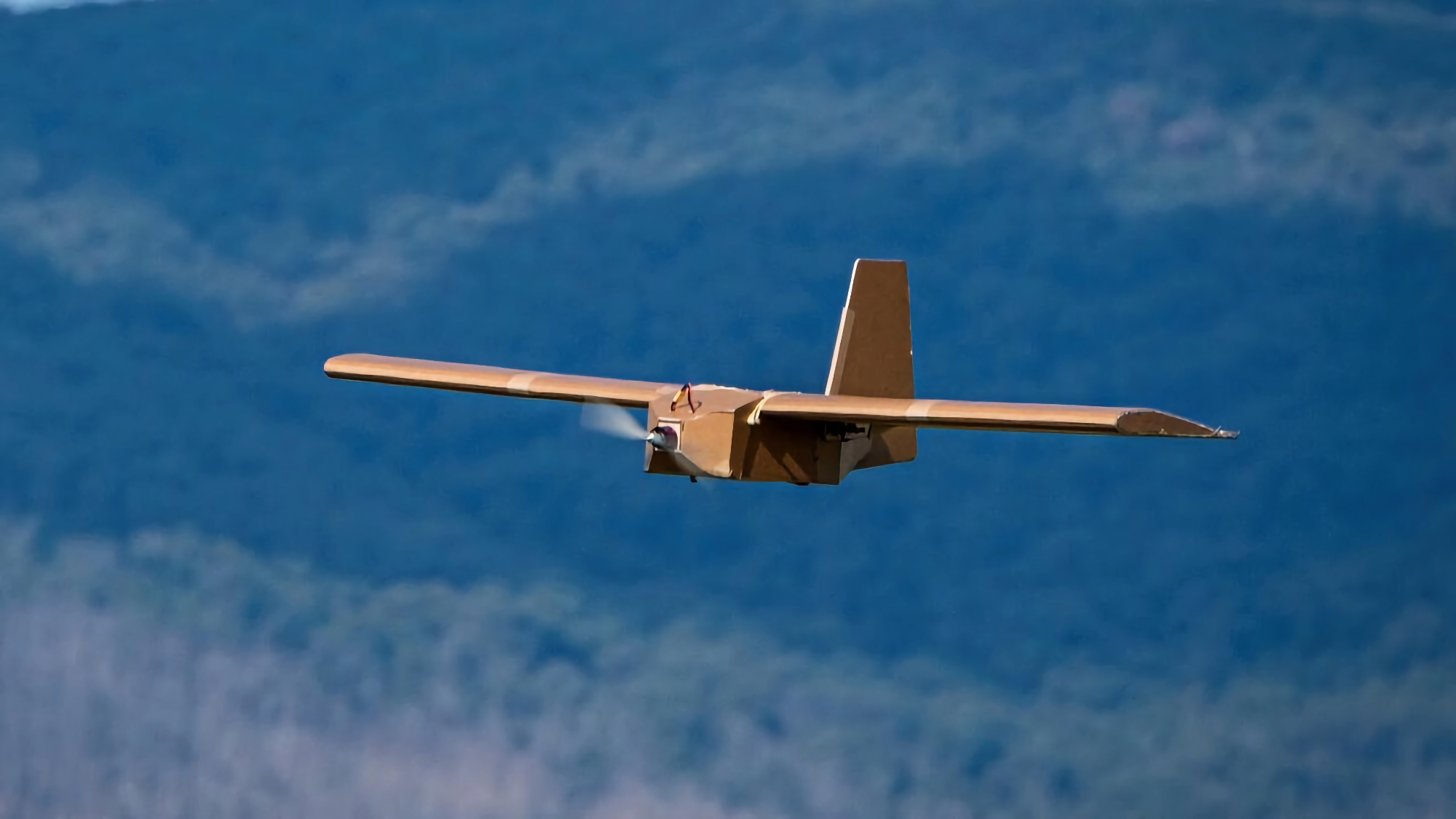 Australia co miesiąc wysyła na Ukrainę około 100 kartonowych dronów PPDS, które mogą przenosić do 3 kg materiałów wybuchowych i latać na odległość do 120 km.