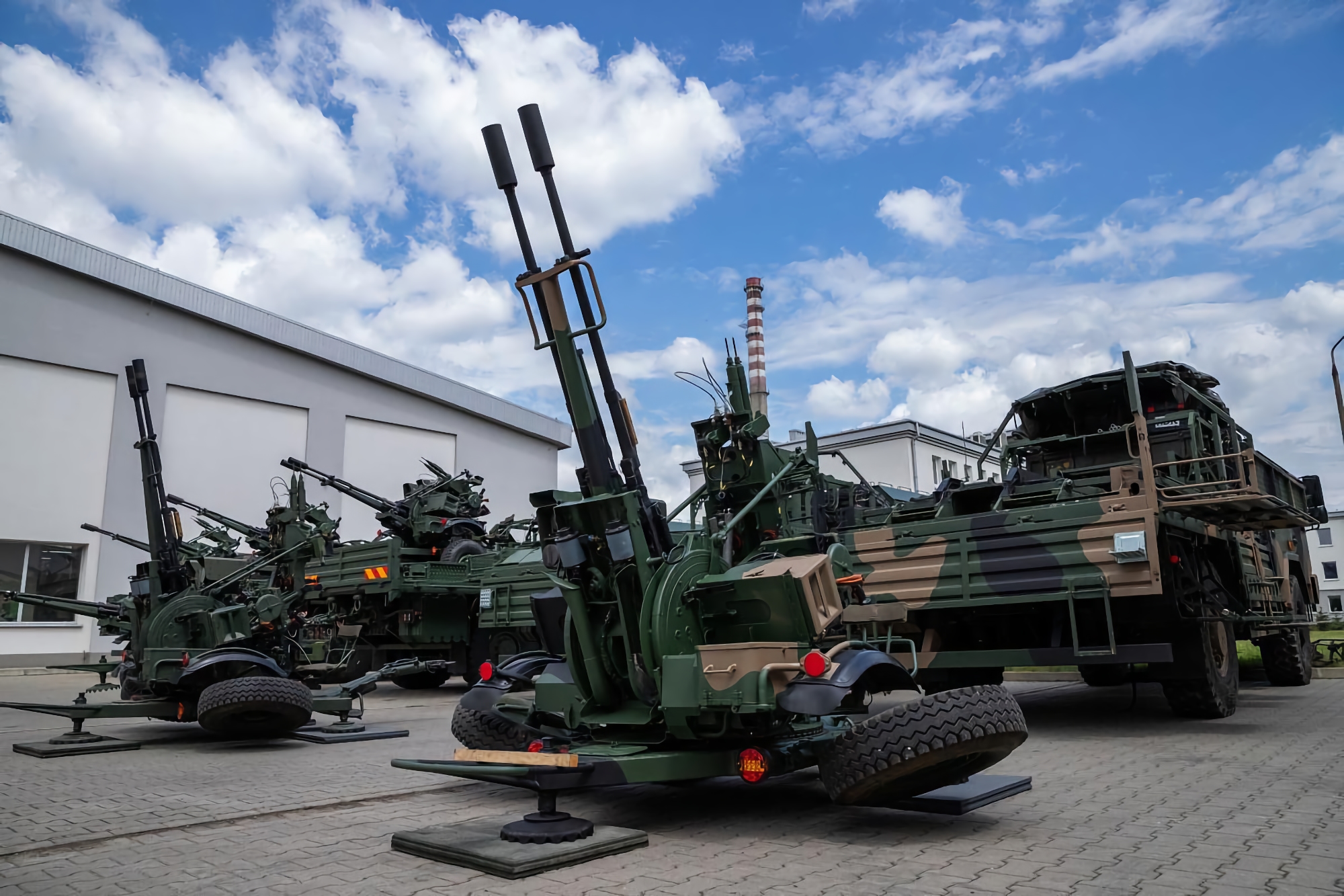 Pokrowiec na systemy przeciwlotnicze Patriot: Polska planuje zakup rakiet przeciwlotniczych Pilica + i systemów artyleryjskich z pociskami CAMM, będą one w stanie trafiać w cele na odległość ponad 25 km