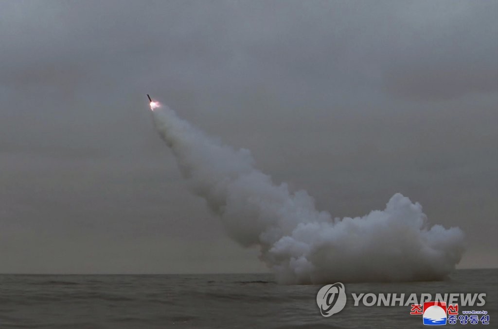 KRLD wystrzeliła z okrętu podwodnego 8.24 Yongung dwie strategiczne rakiety, które pokonują 1500 km w 28 minut.