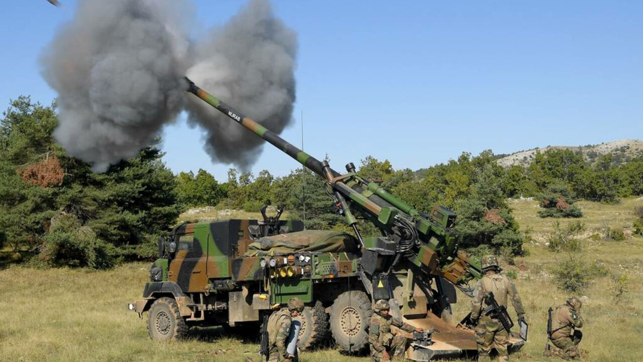 Emmanuel Macron zapowiada przekazanie Ukrainie nowych 155 mm samobieżnych haubic CAESAR w 2023 r.