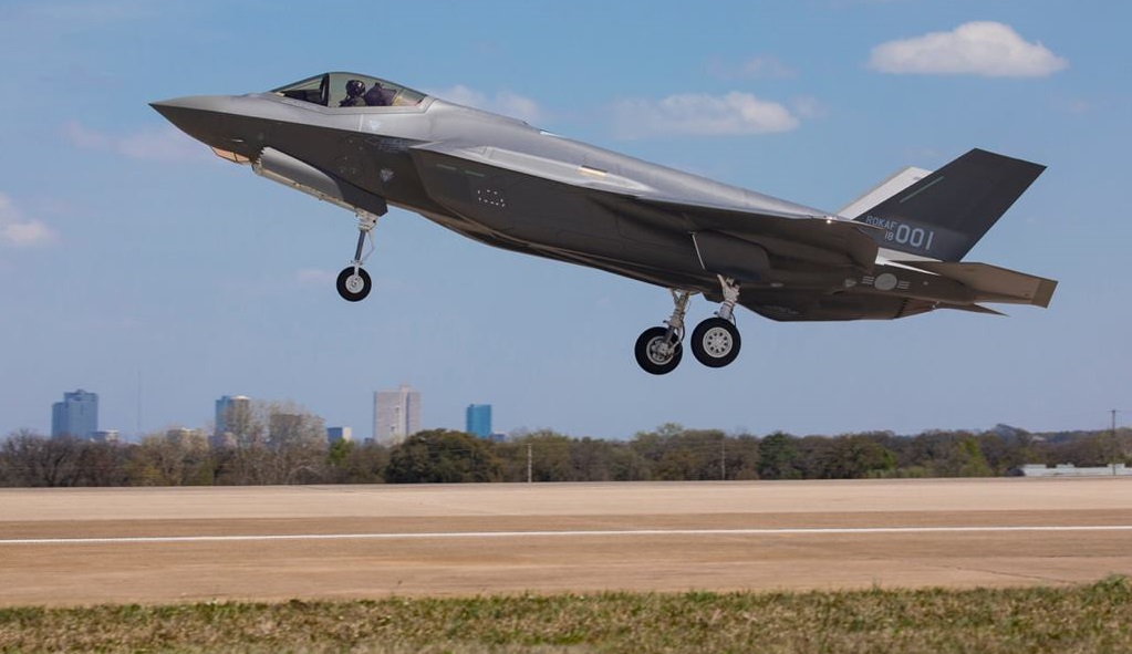 Myśliwiec piątej generacji F-35A Lightning II przejdzie warte 76 milionów dolarów naprawy po zderzeniu z orłem