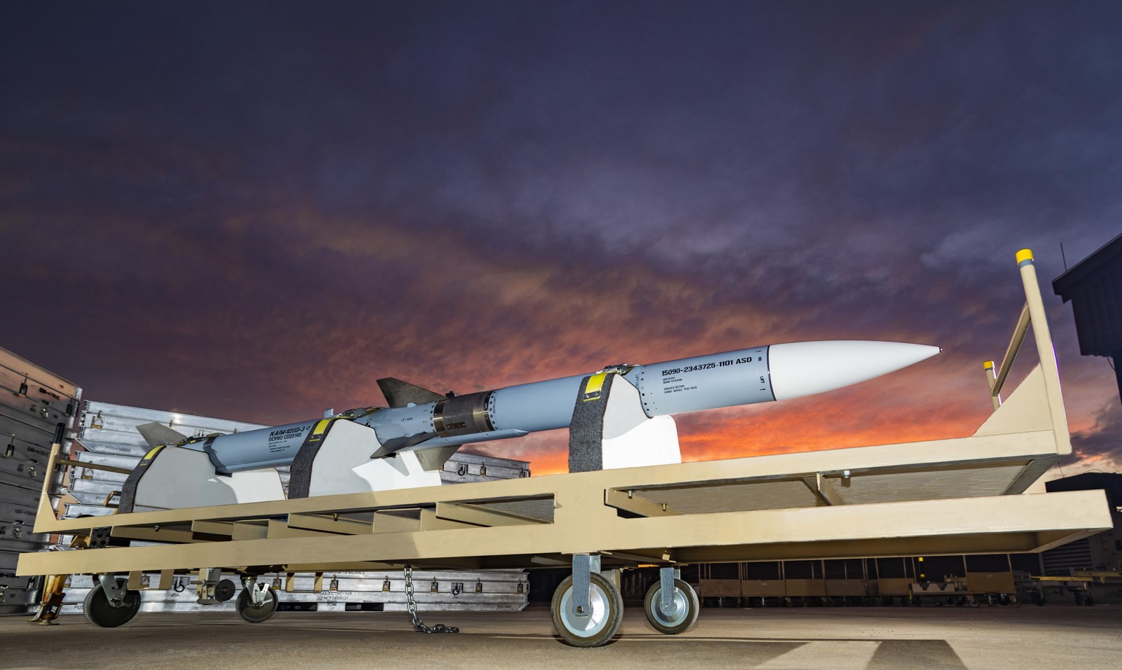 Raytheon otrzymuje prawie 1 mld USD na budowę zmodernizowanych pocisków AMRAAM dla USA i 19 sojuszników