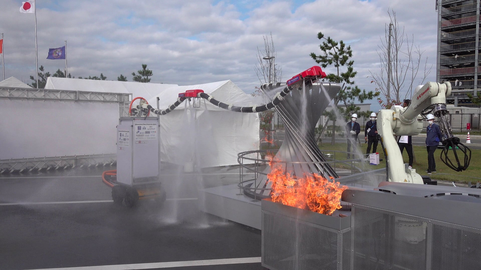 Japońscy naukowcy stworzyli robota strażackiego Dragon Firefighter, który wygląda jak latający smok i lata na strumieniach wody